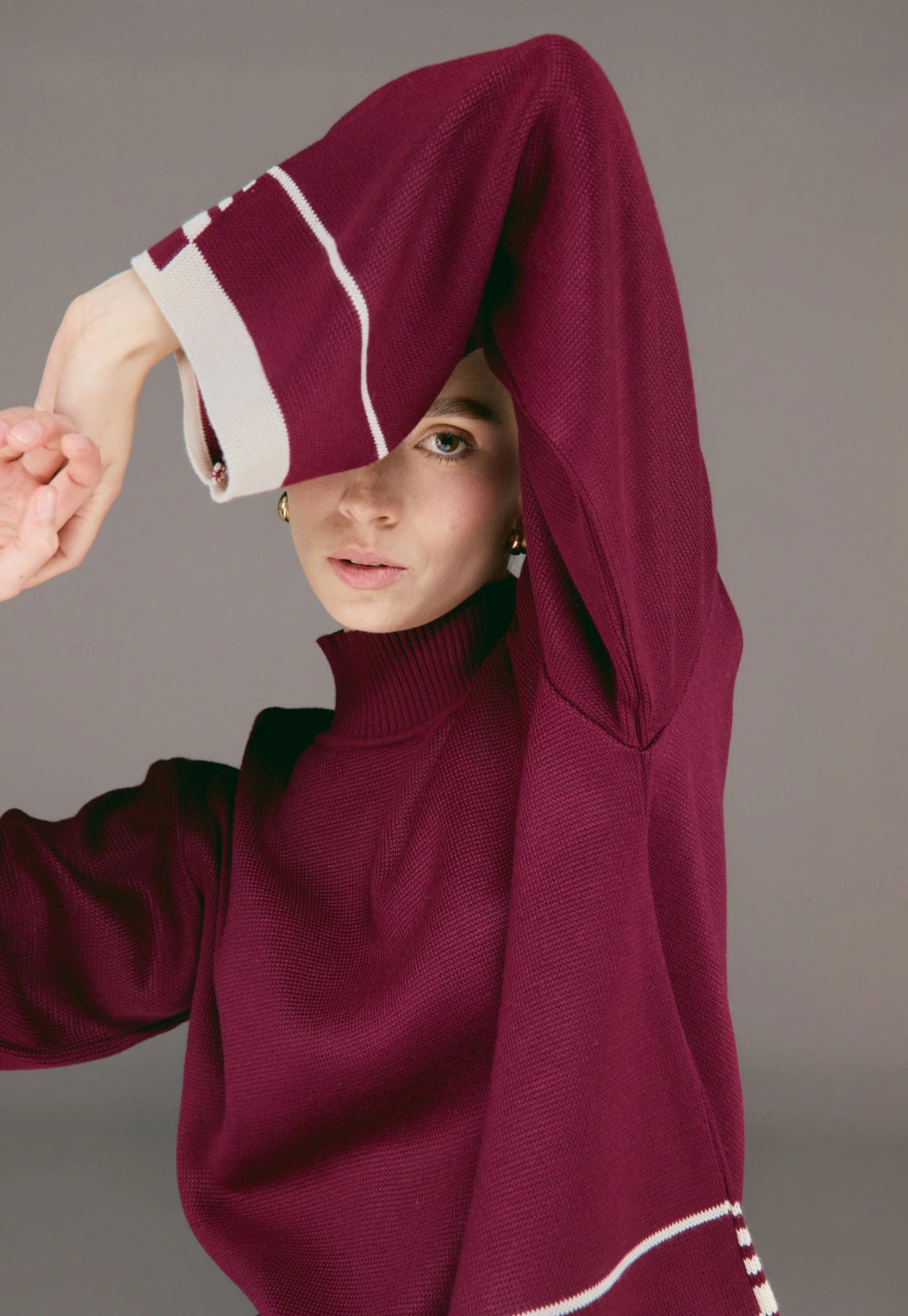 Buzo Amanda de cuello alto para mujer, con corte holgado y tejido Jacquard, detalle lineal en puños y parte inferior.