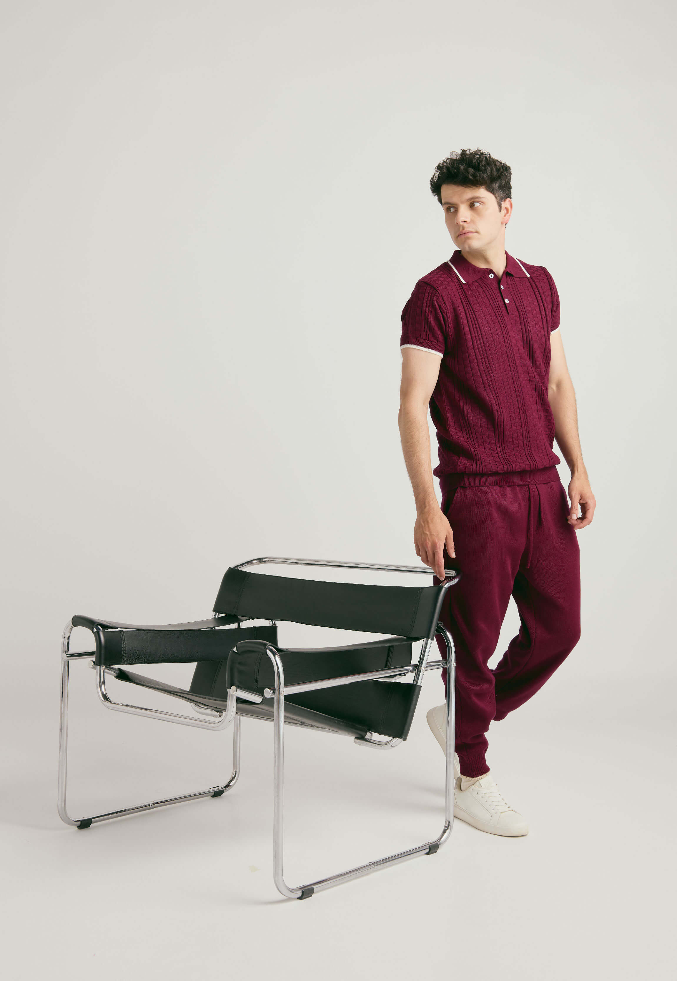 Set Suéter Andrew para hombre en punto grueso acanalado con diseño de líneas horizontales delgadas, cuello redondo y ribetes en puños y bajo. y Pantalón tipo jogger para hombre, tejido en hilo, con bolsillos laterales y cintura elástica ajustable.