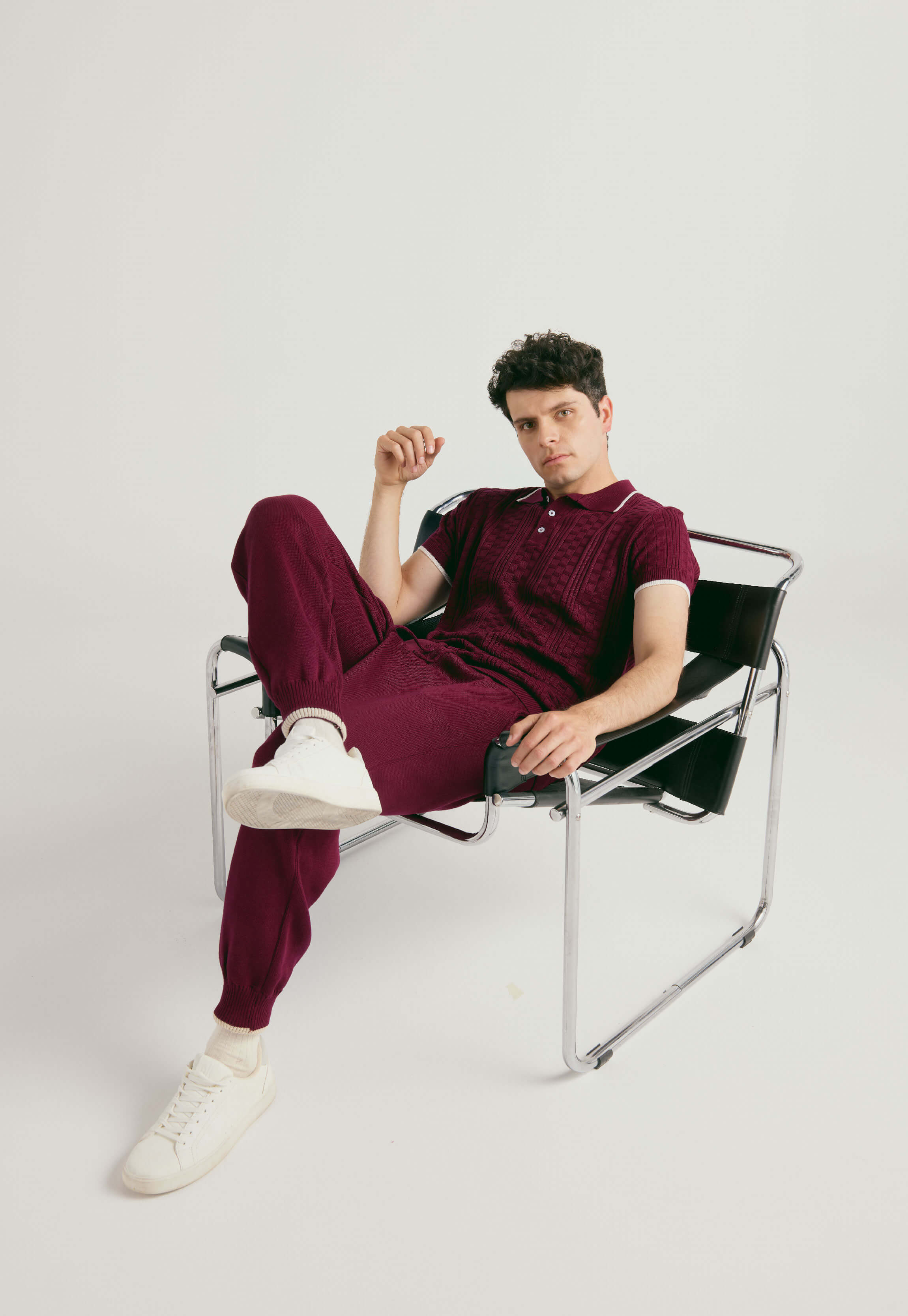 Set Suéter Andrew para hombre en punto grueso acanalado con diseño de líneas horizontales delgadas, cuello redondo y ribetes en puños y bajo. y Pantalón tipo jogger para hombre, tejido en hilo, con bolsillos laterales y cintura elástica ajustable.