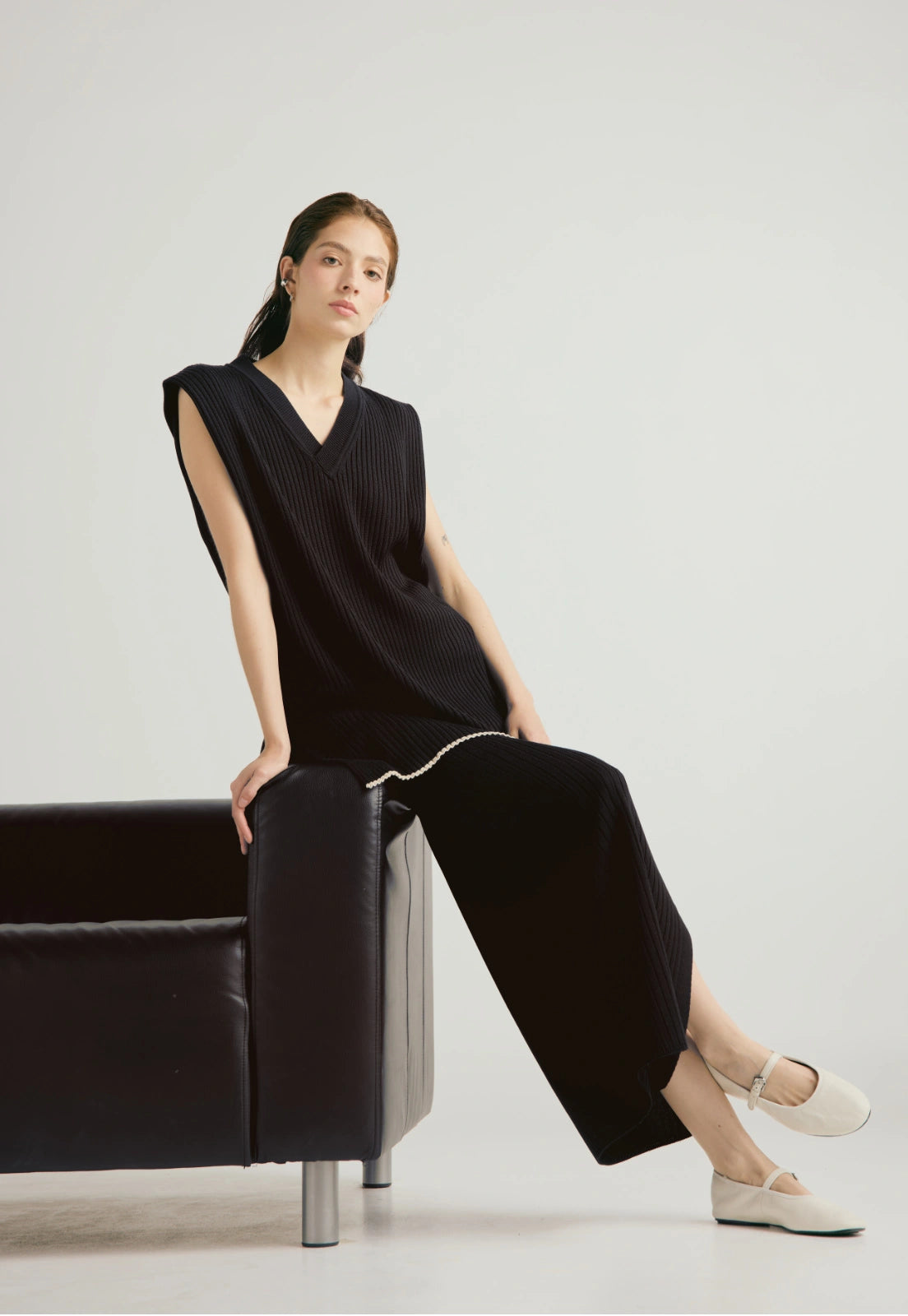 Set de dos prendas Chaleco Andrea, tejido en canal, cuello escote en V, diseño suelto y sin mangas, para mujer. hace conjunto con la Falda Caroline larga de tejido acanalado, talle alto, con botones laterales, en material de hilo para mujer.