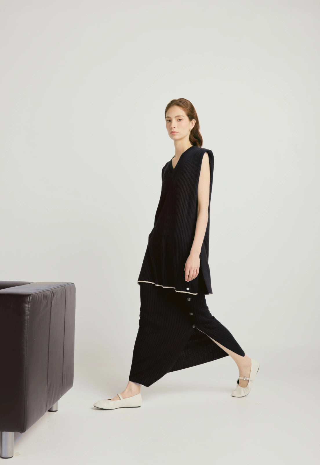 Set de dos prendas Chaleco Andrea, tejido en canal, cuello escote en V, diseño suelto y sin mangas, para mujer. hace conjunto con la Falda Caroline larga de tejido acanalado, talle alto, con botones laterales, en material de hilo para mujer.
