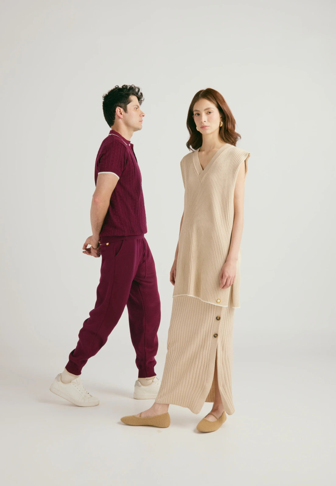 Set de dos prendas Chaleco Andrea, tejido en canal, cuello escote en V, diseño suelto y sin mangas, para mujer. hace conjunto con la Falda Caroline larga de tejido acanalado, talle alto, con botones laterales, en material de hilo para mujer.