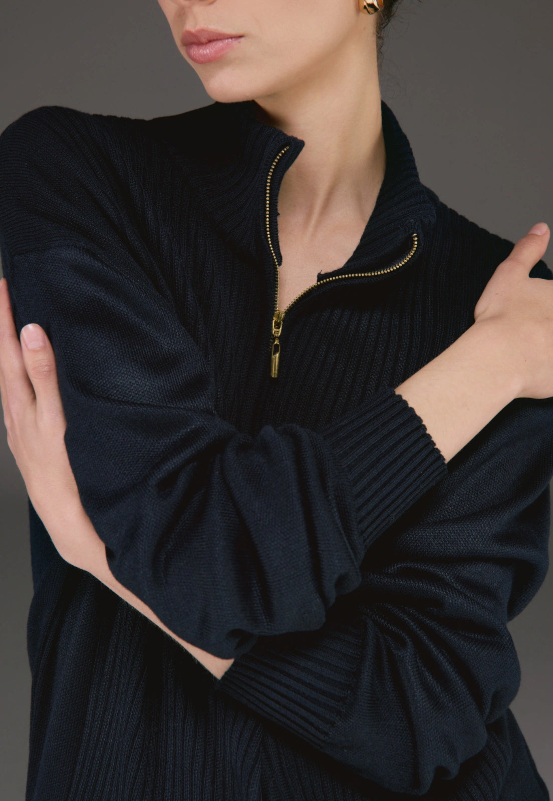 Saco tejido para mujer con cremallera, cuello alto y ribetes acanalados.