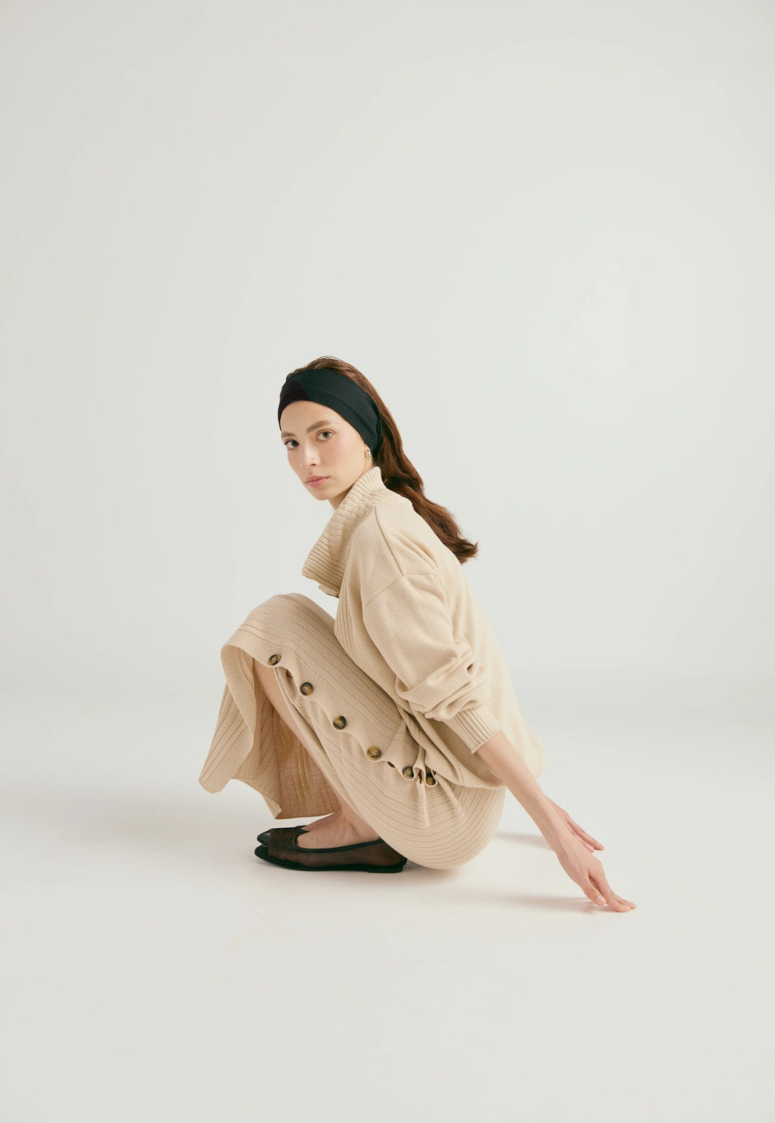 Saco tejido para mujer con cremallera, cuello alto y ribetes acanalados.