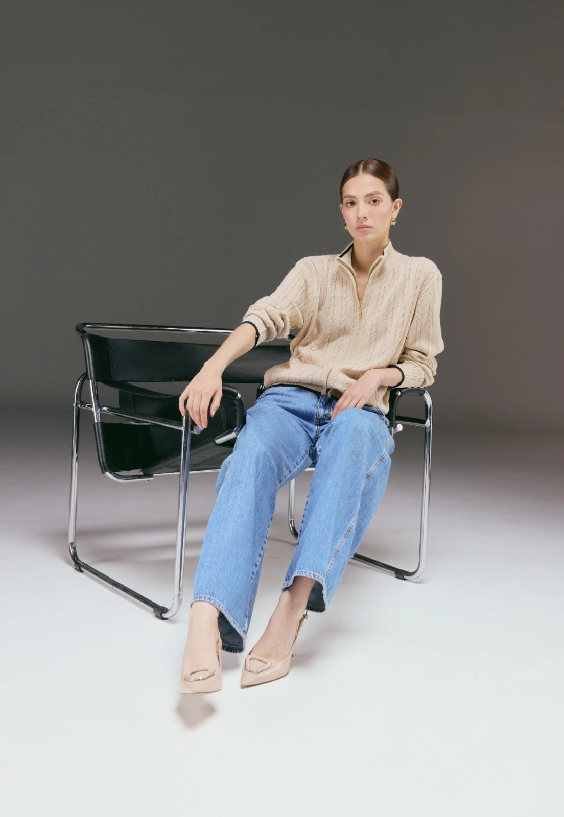 Chaqueta trenzada para mujer en hilo con cuello alto y detalles lineales.