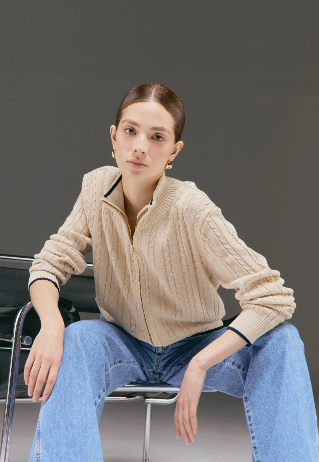 Chaqueta trenzada para mujer, cuello alto y detalles lineales.