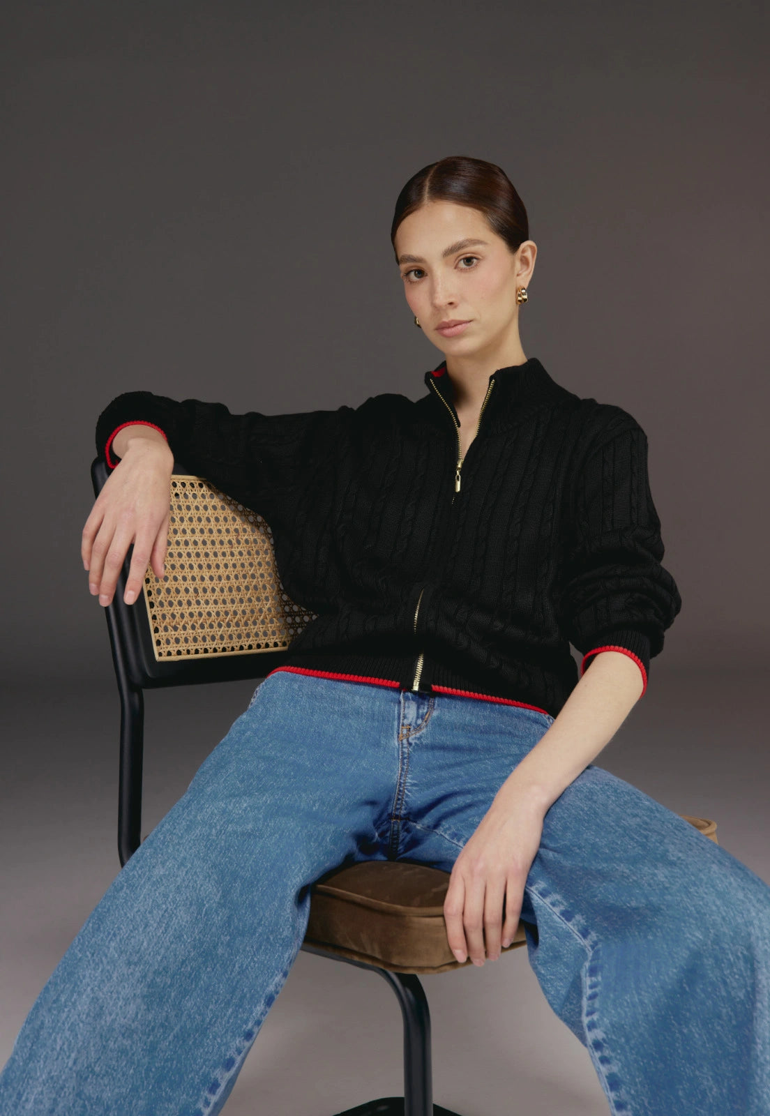 Chaqueta trenzada para mujer, cuello alto y detalles lineales.