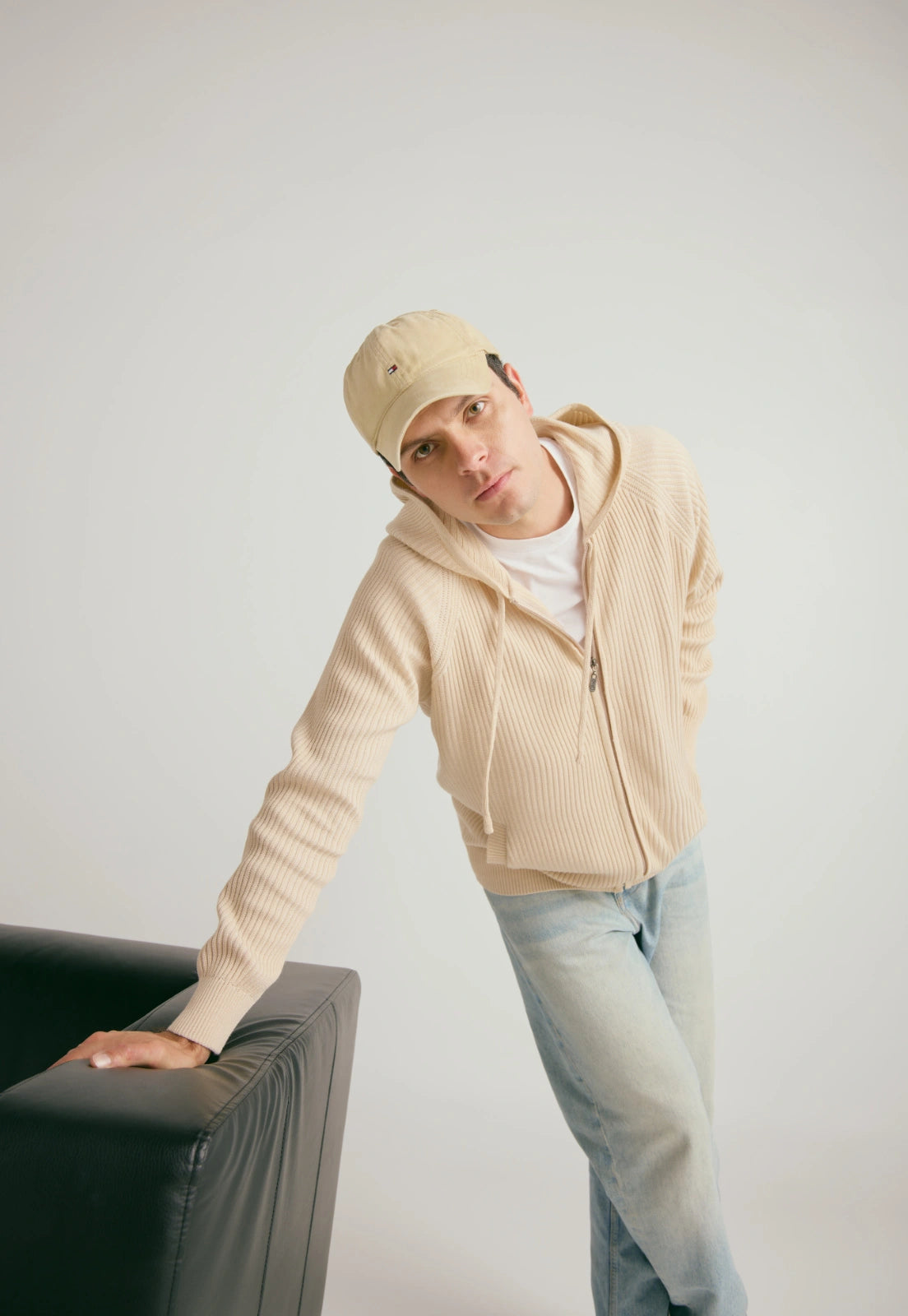 Hoodie tejido para hombre con cremallera doble sentido, capucha ajustable y bolsillos laterales visibles.