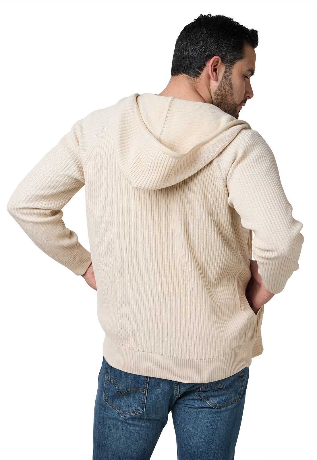 Hoodie tejido para hombre con cremallera doble sentido, capucha ajustable y bolsillos laterales visibles.