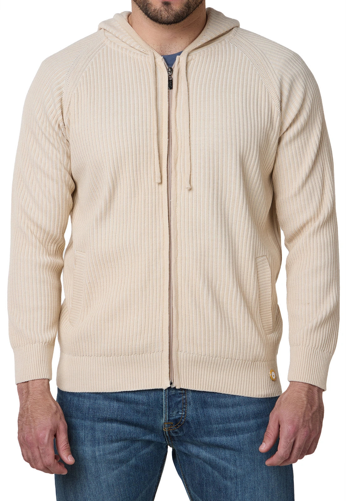 Hoodie tejido para hombre con cremallera doble sentido, capucha ajustable y bolsillos laterales visibles.