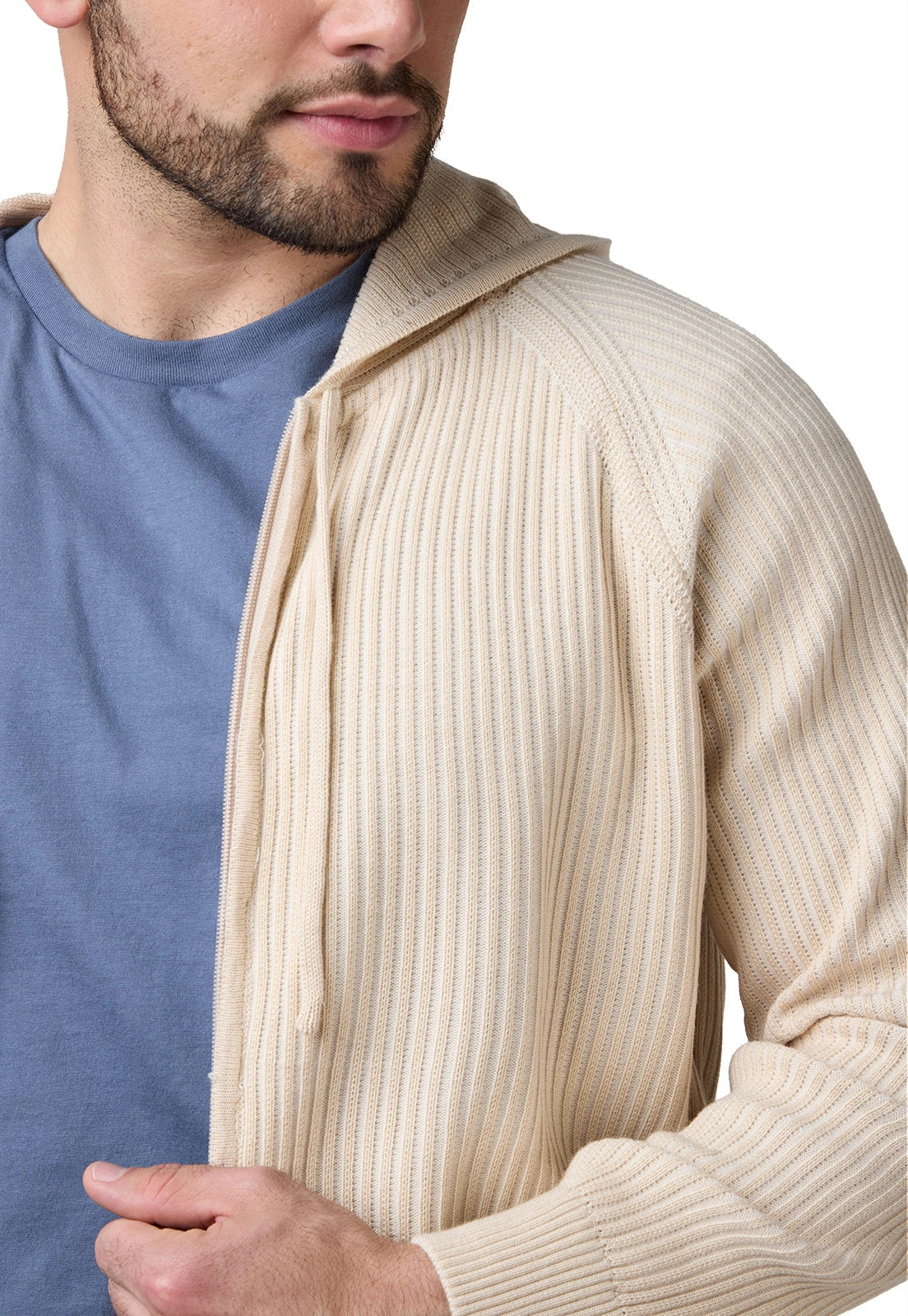 Hoodie tejido para hombre con cremallera doble sentido, capucha ajustable y bolsillos laterales visibles.