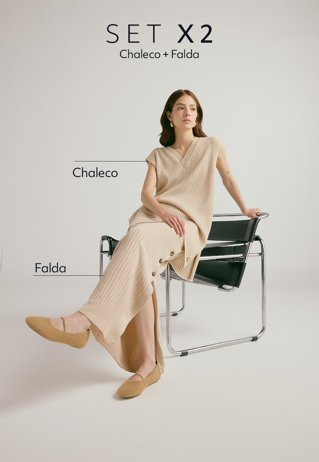 Set de dos prendas Chaleco Andrea, tejido en canal, cuello escote en V, diseño suelto y sin mangas, para mujer. hace conjunto con la Falda Caroline larga de tejido acanalado, talle alto, con botones laterales, en material de hilo para mujer.