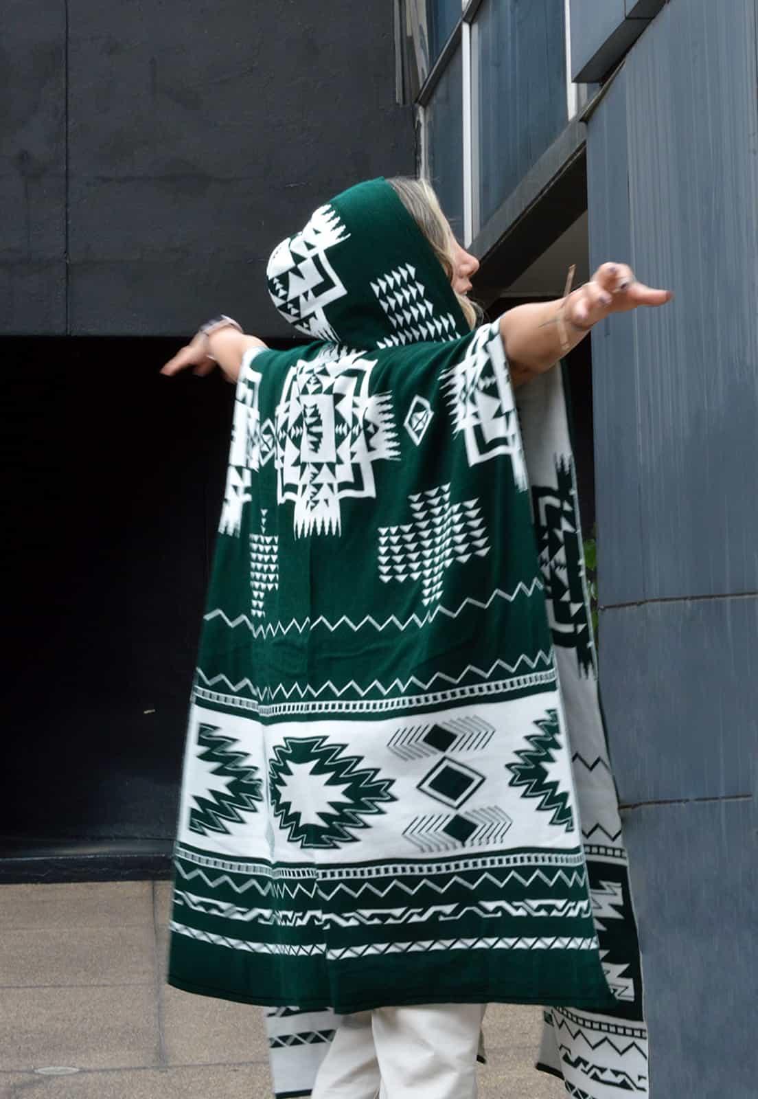 Ruana Artesanal Pirámides Doble Faz Giive, una obra de arte tejida con detalle de doble faz y capota para protección contra el frío y el viento.