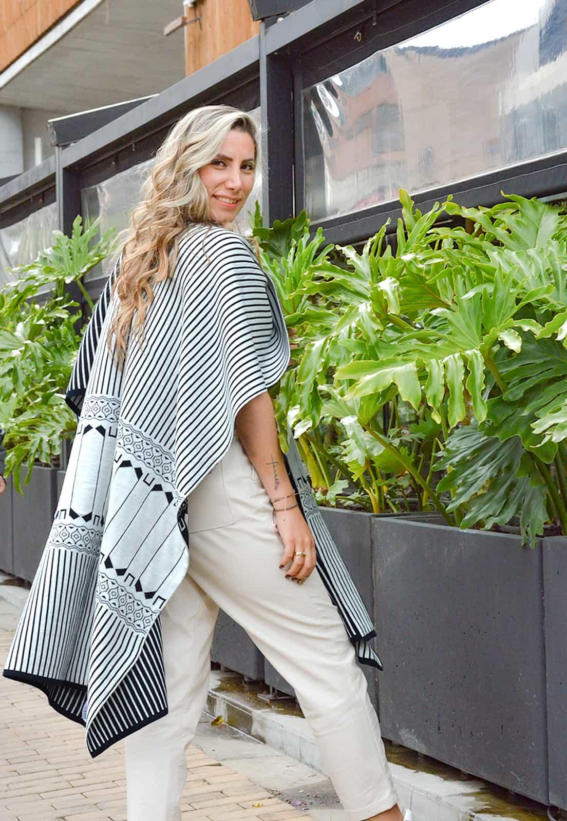 Ruana Rayas Étnica Doble Faz de Giive, una prenda tejida de mujer con diseño sin mangas y detalle doble faz.