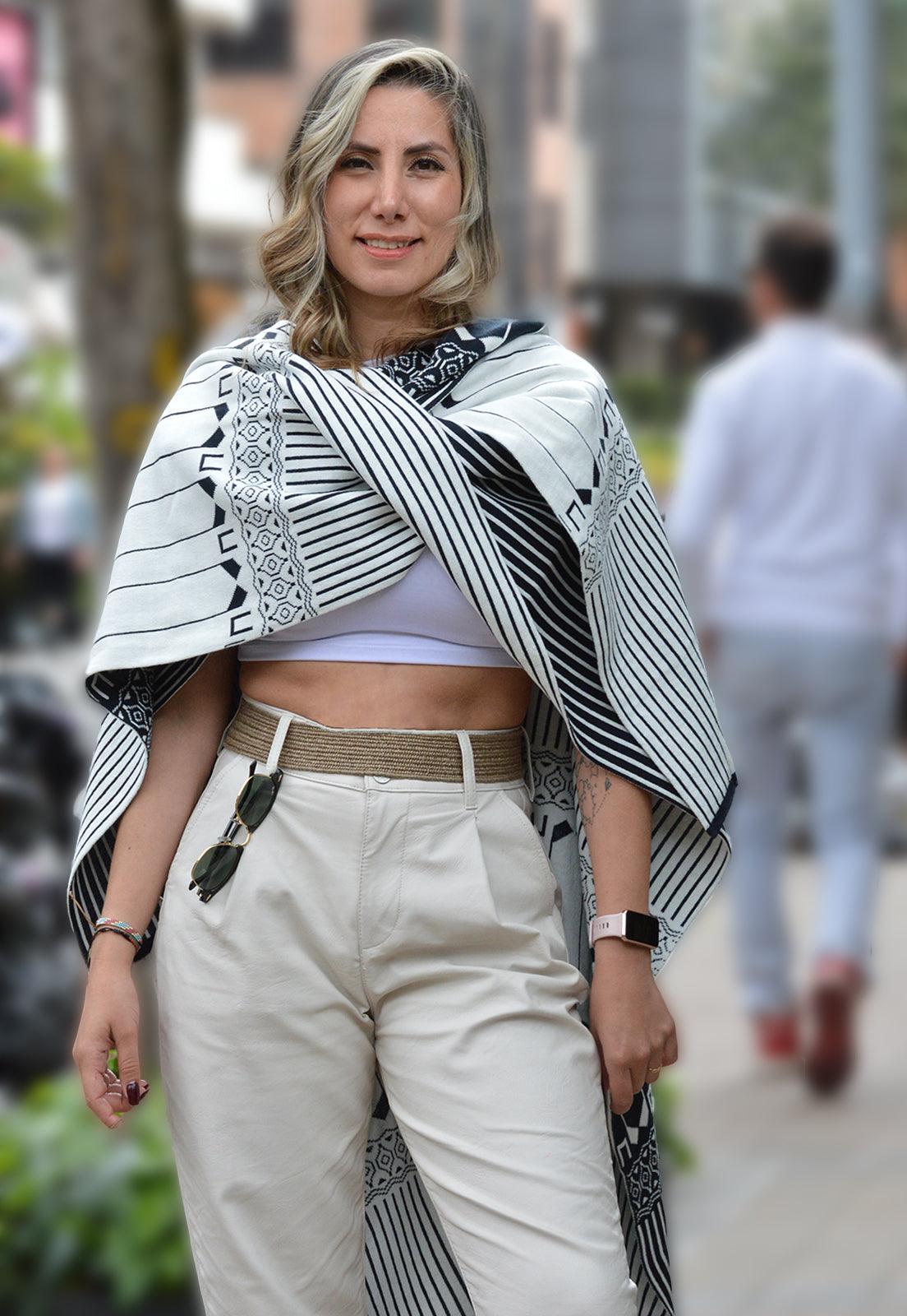 Ruana Rayas Étnica Doble Faz de Giive, una prenda tejida de mujer con diseño sin mangas y detalle doble faz.