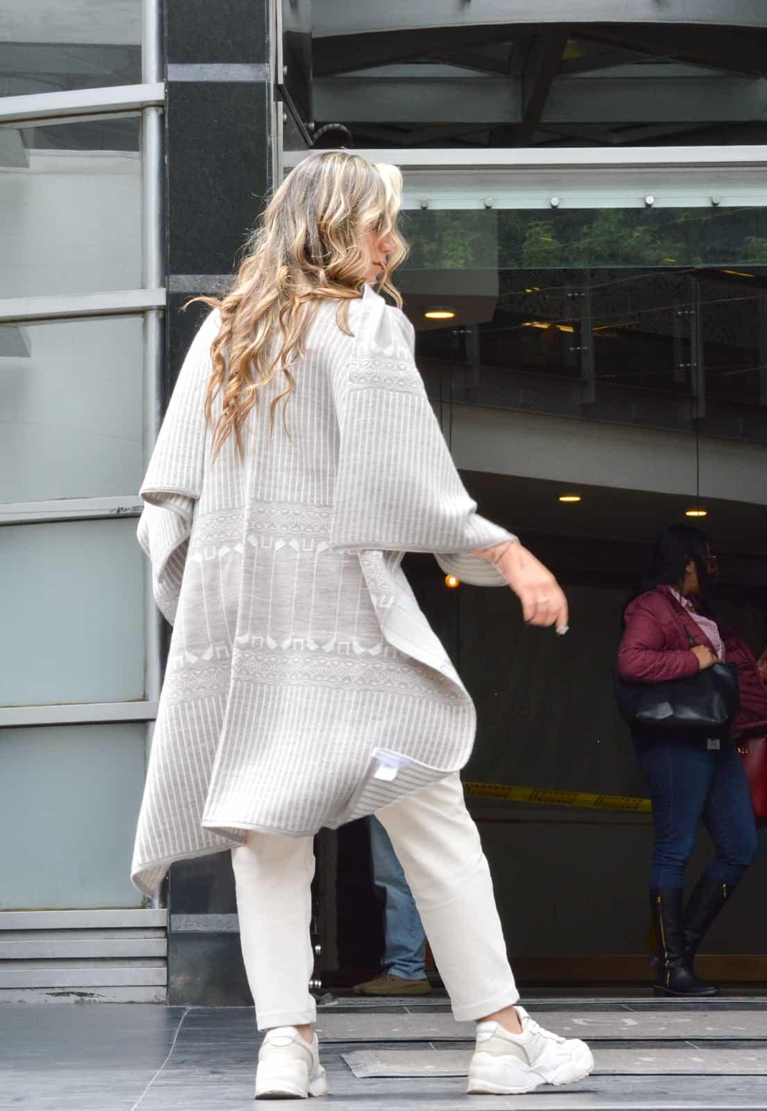 Ruana Rayas Étnica Doble Faz de Giive, una prenda tejida de mujer con diseño sin mangas y detalle doble faz.