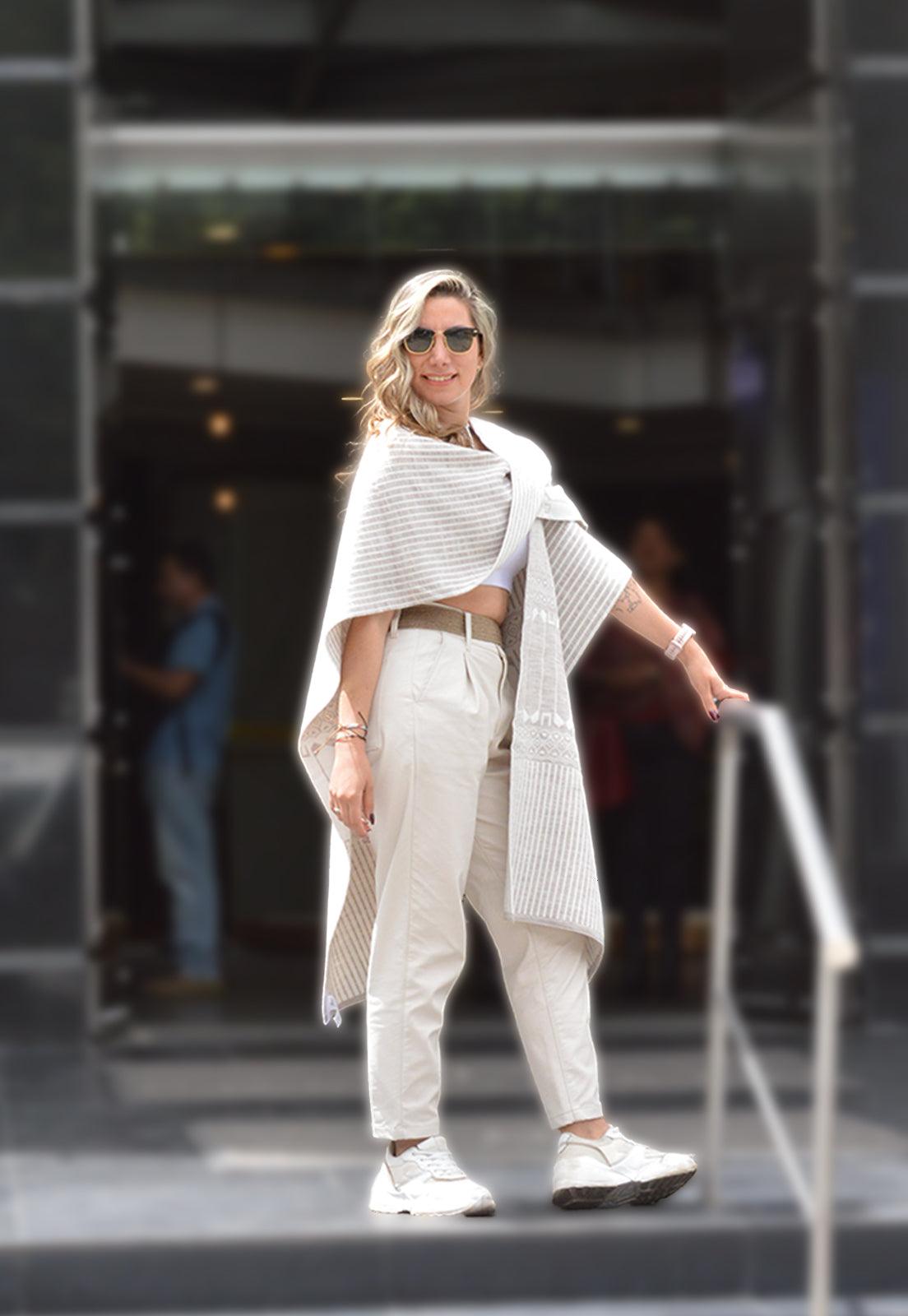 Ruana Rayas Étnica Doble Faz de Giive, una prenda tejida de mujer con diseño sin mangas y detalle doble faz.