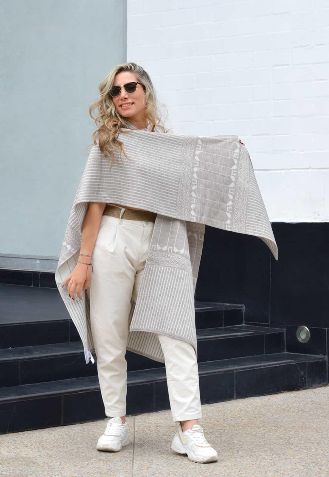 Ruana Rayas Étnica Doble Faz de Giive, una prenda tejida de mujer con diseño sin mangas y detalle doble faz.