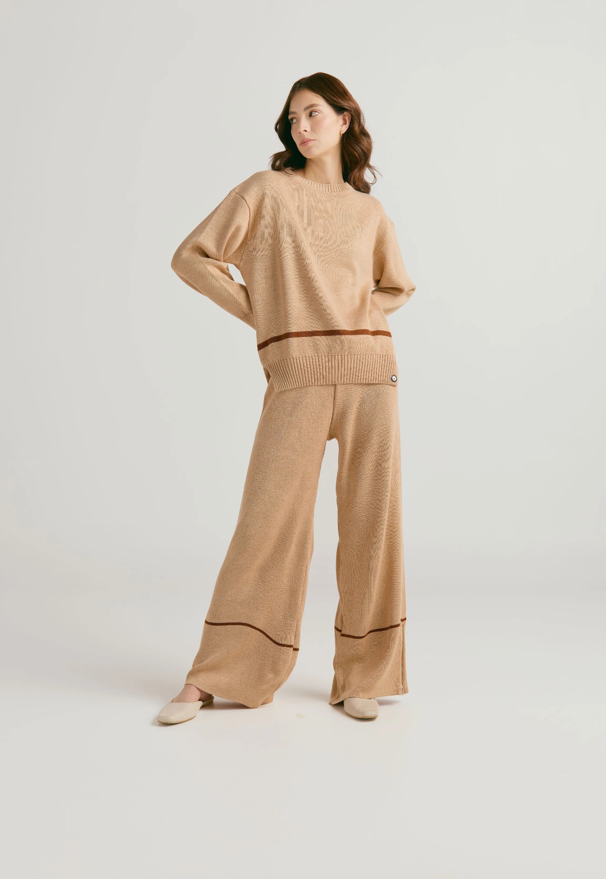 Set conjunto Suéter y Pantalón Suéter Lauren de Giive, largo con cuello redondo, corte suelto y tejido en hilo suave. y Pantalón tejido para mujer, corte tiro medio con bota campana sutil y cremallera invisible.
