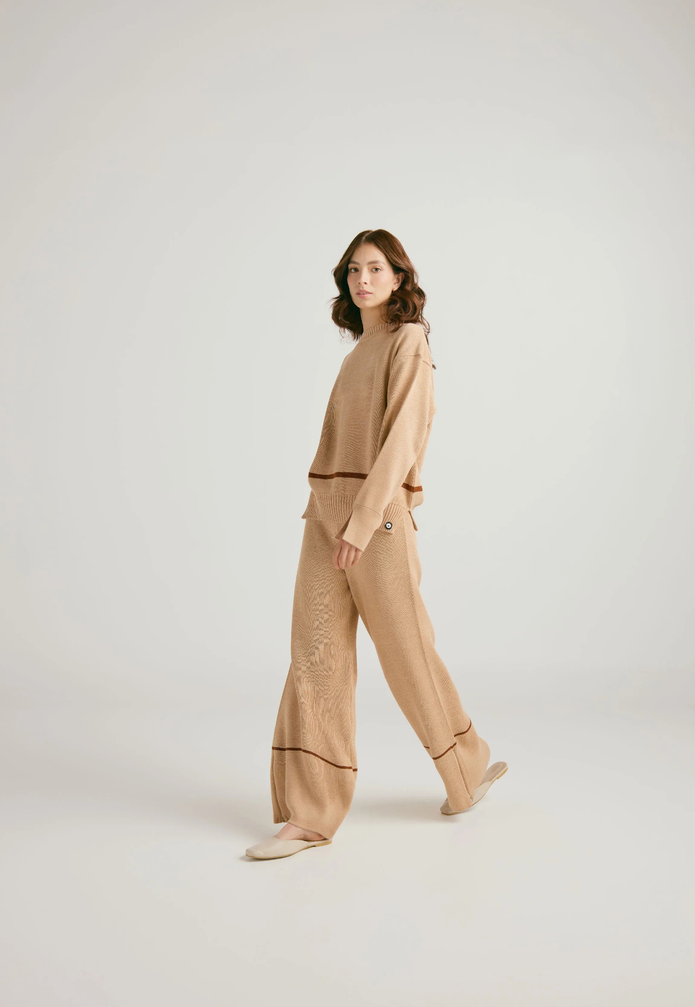 Set conjunto Suéter y Pantalón Suéter Lauren de Giive, largo con cuello redondo, corte suelto y tejido en hilo suave. y Pantalón tejido para mujer, corte tiro medio con bota campana sutil y cremallera invisible.