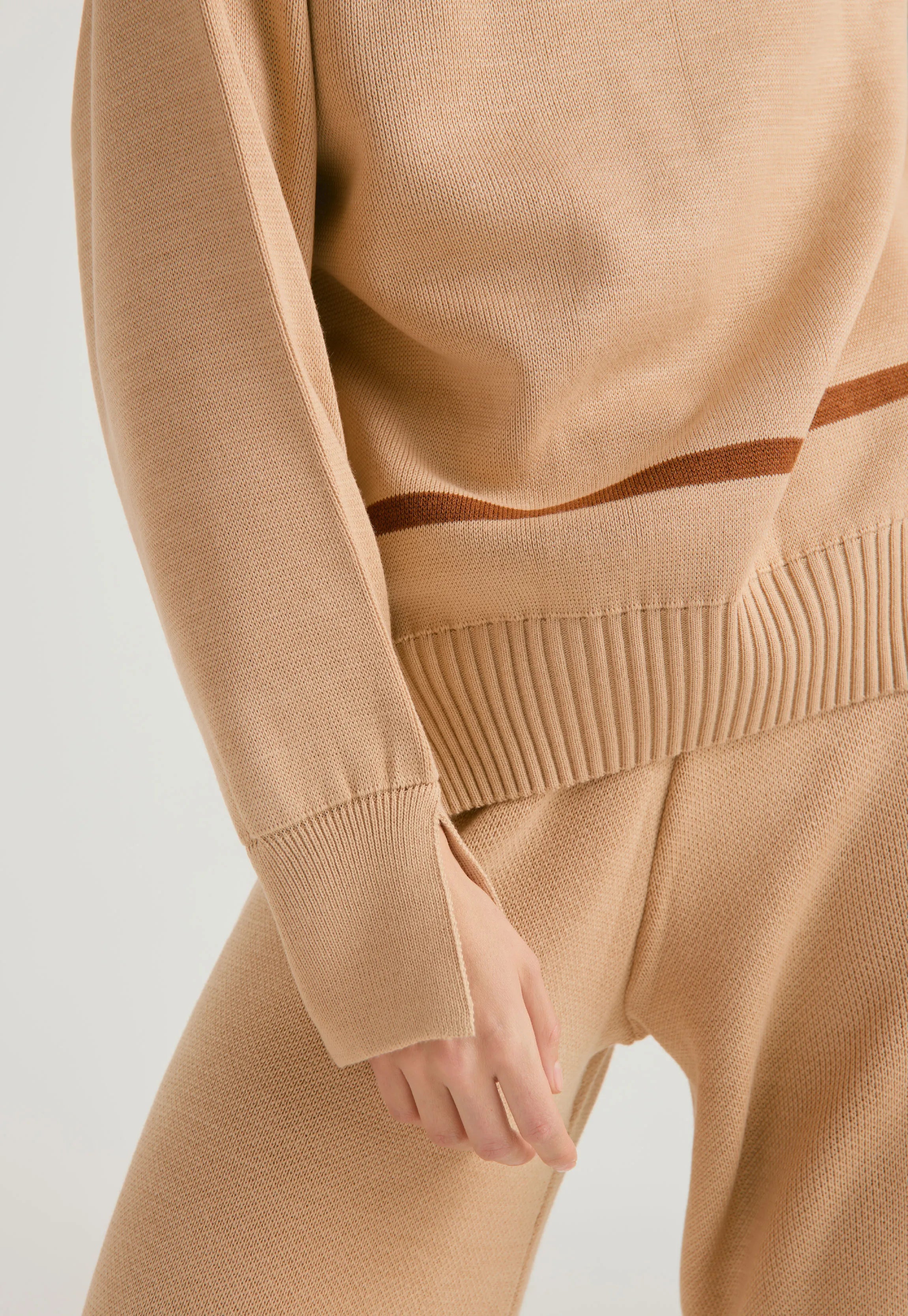 Set conjunto Suéter y Pantalón Suéter Lauren de Giive, largo con cuello redondo, corte suelto y tejido en hilo suave. y Pantalón tejido para mujer, corte tiro medio con bota campana sutil y cremallera invisible.
