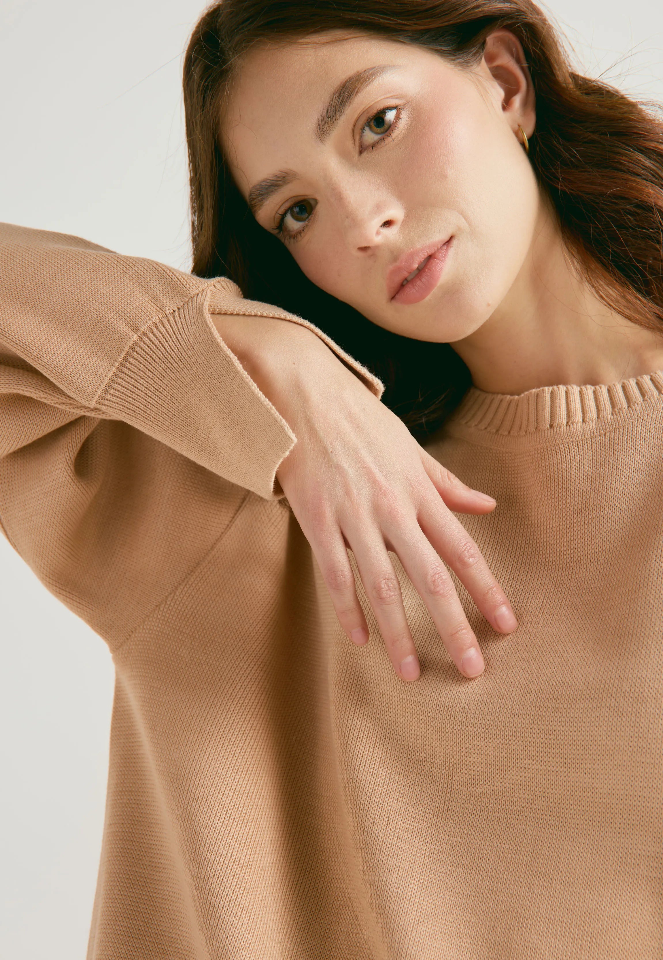 Suéter Lauren de Giive, largo con cuello redondo, corte suelto y tejido en hilo suave.