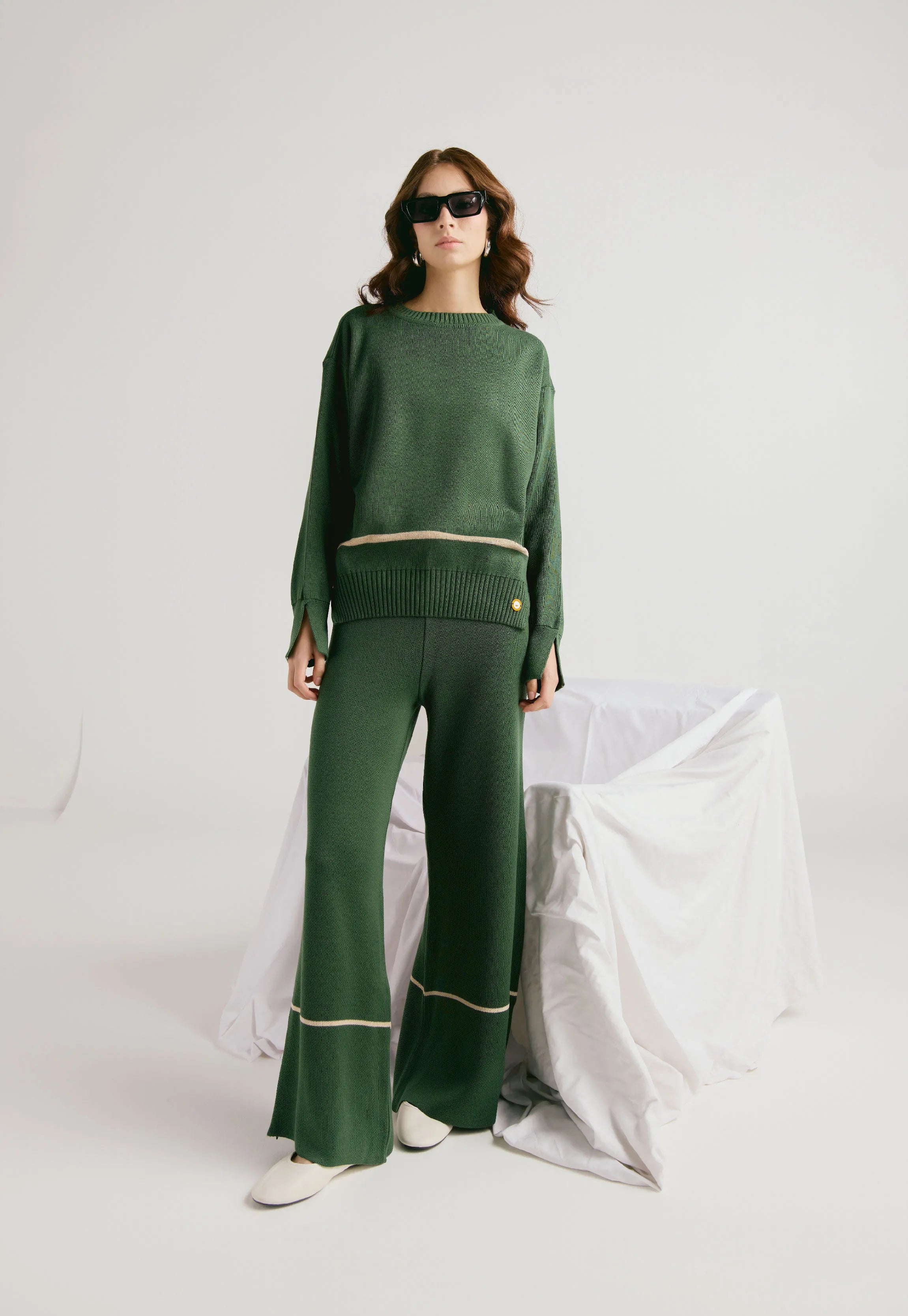 Set conjunto Suéter y Pantalón Suéter Lauren de Giive, largo con cuello redondo, corte suelto y tejido en hilo suave. y Pantalón tejido para mujer, corte tiro medio con bota campana sutil y cremallera invisible.