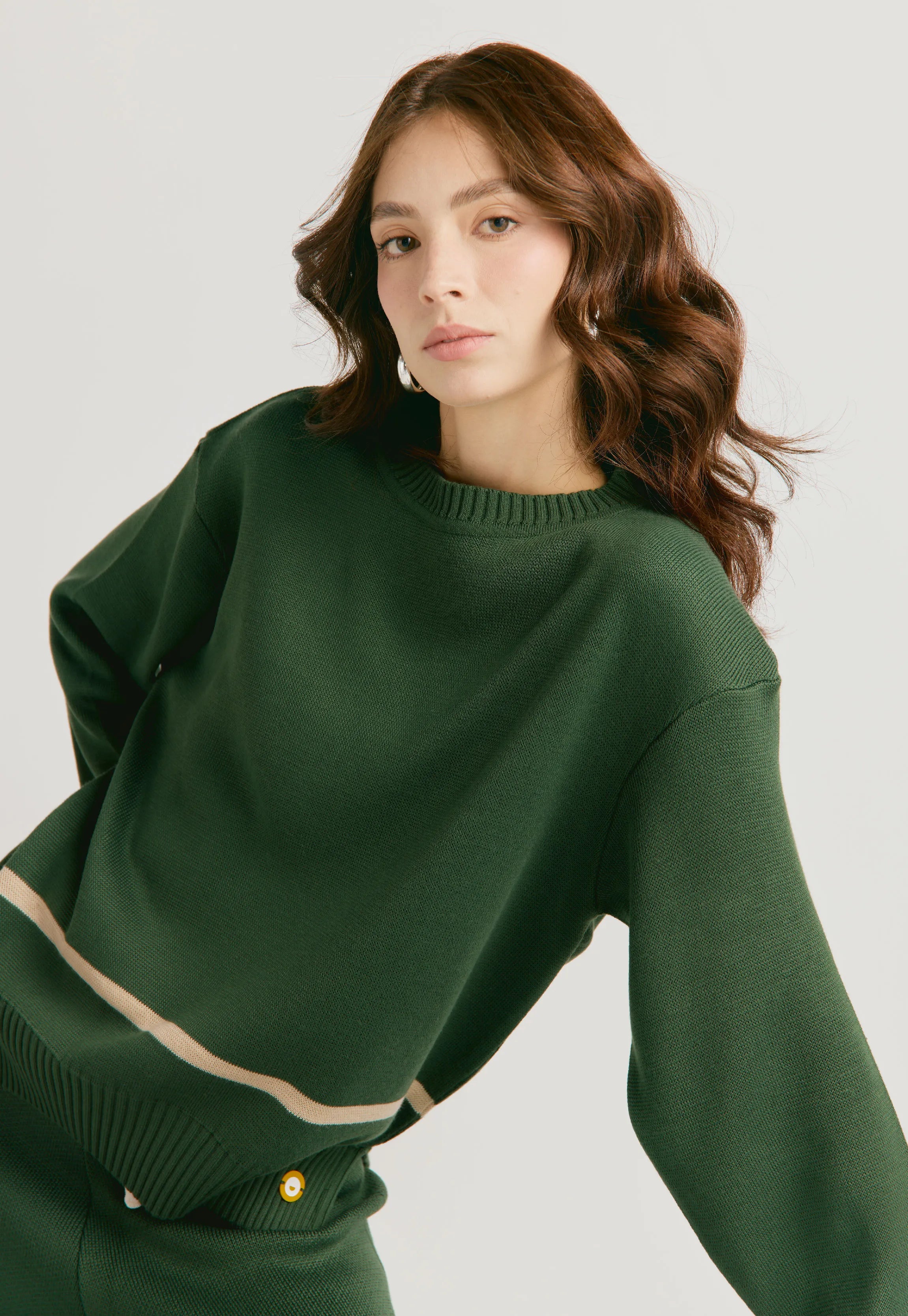 Set conjunto Suéter y Pantalón Suéter Lauren de Giive, largo con cuello redondo, corte suelto y tejido en hilo suave. y Pantalón tejido para mujer, corte tiro medio con bota campana sutil y cremallera invisible.