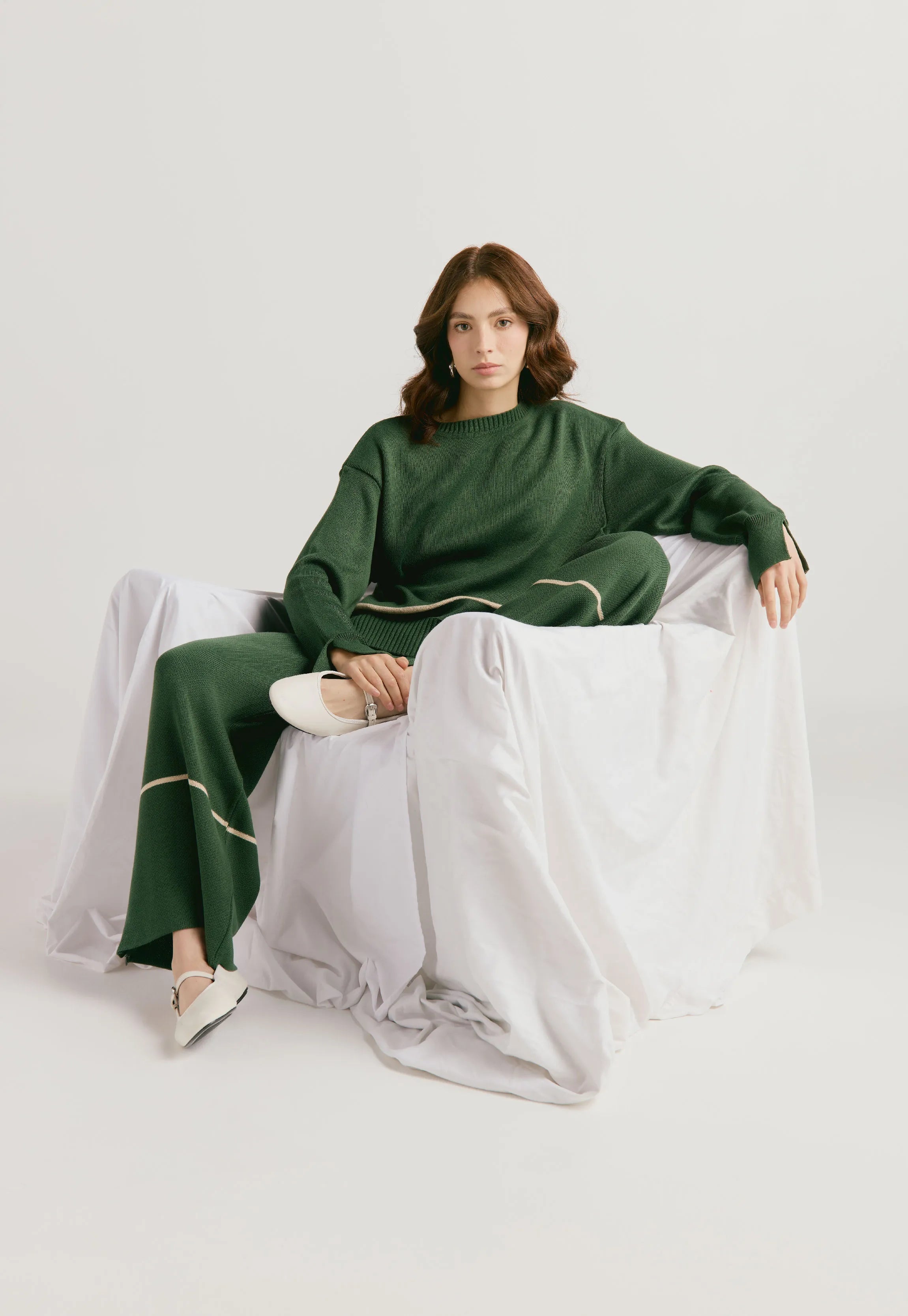 Set conjunto Suéter y Pantalón Suéter Lauren de Giive, largo con cuello redondo, corte suelto y tejido en hilo suave. y Pantalón tejido para mujer, corte tiro medio con bota campana sutil y cremallera invisible.