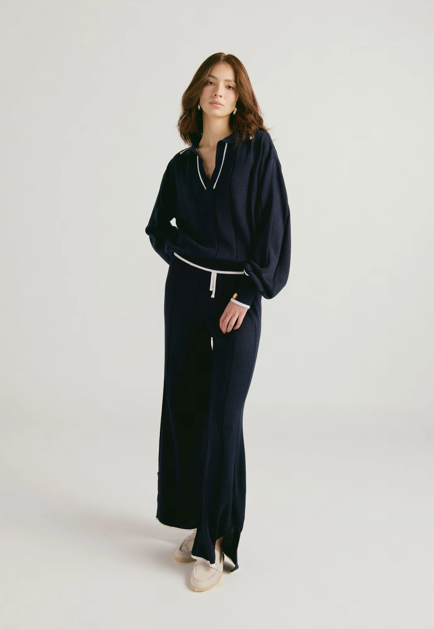 Suéter de tejido suave con cuello en V, manga caída y corte suelto para mujer. y  Pantalón Tiffany de tejido acanalado con bota ancha y cordón de ajuste, para mujer, de corte suelto y juvenil.