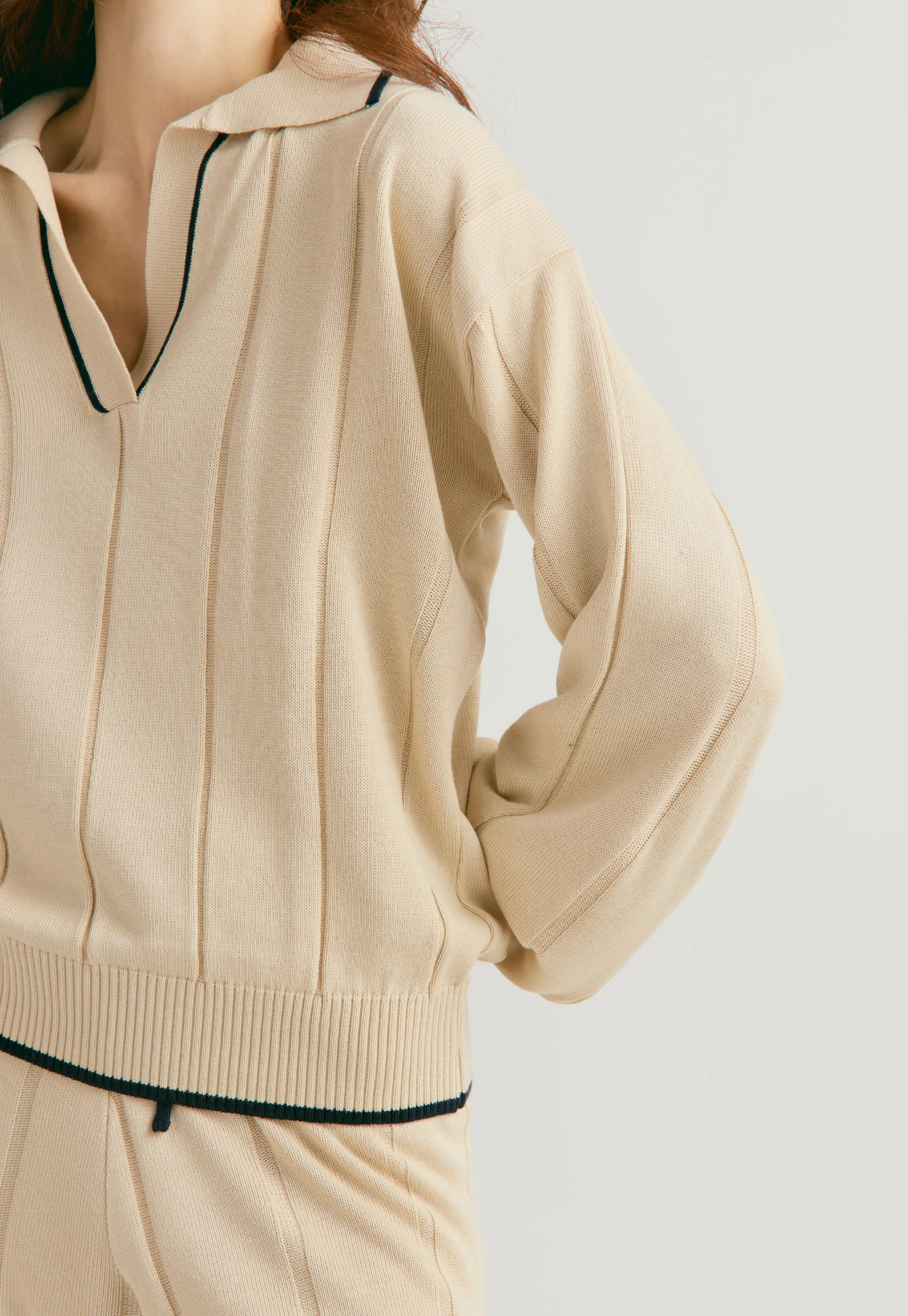 Suéter Tiffany de tejido suave con cuello en V, manga caída y corte suelto para mujer.
Pantalón Tiffany de tejido acanalado con bota ancha y cordón de ajuste, para mujer, de corte suelto y juvenil.
