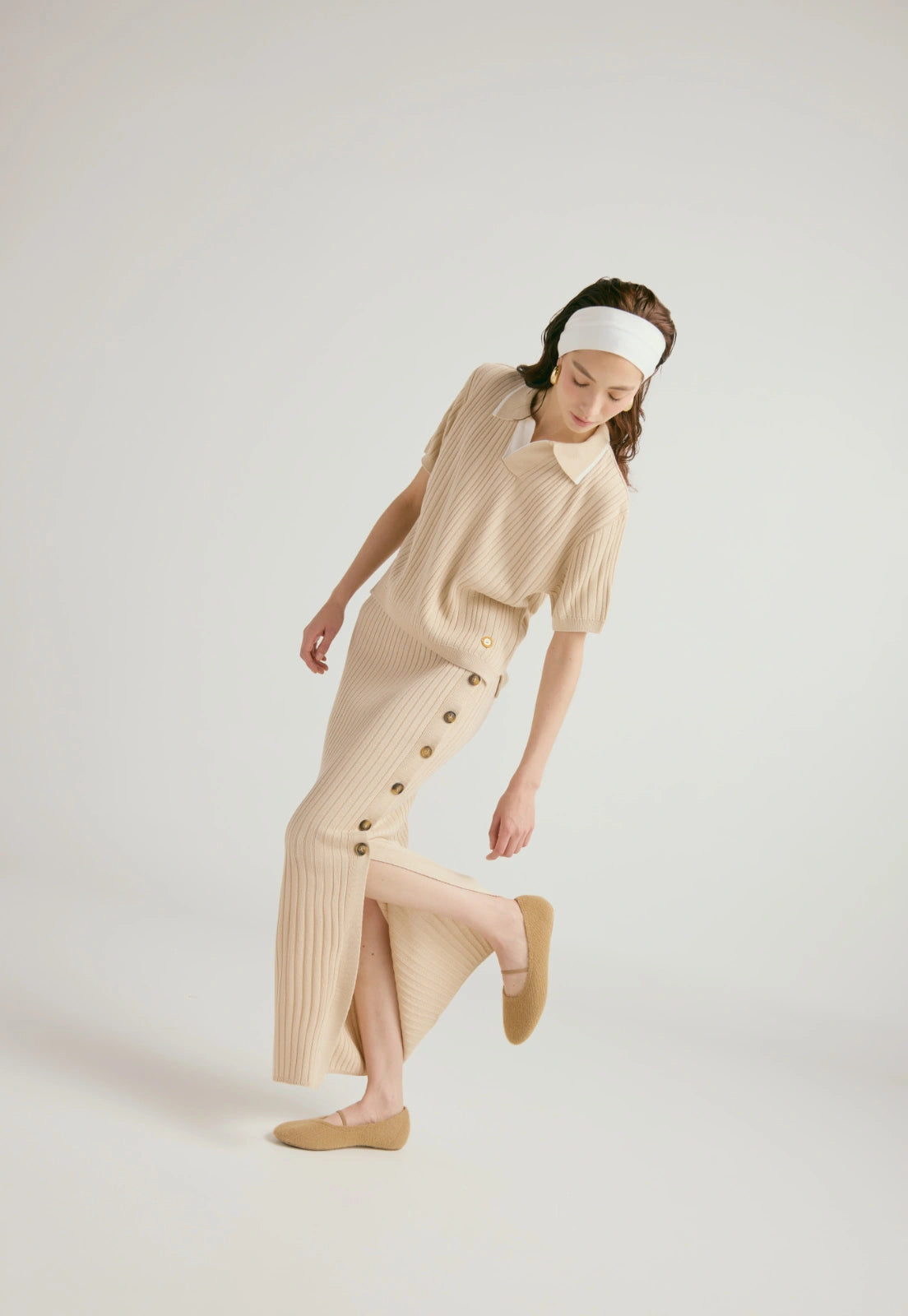 Falda Caroline larga de tejido acanalado, talle alto, con botones laterales, en material de hilo para mujer.