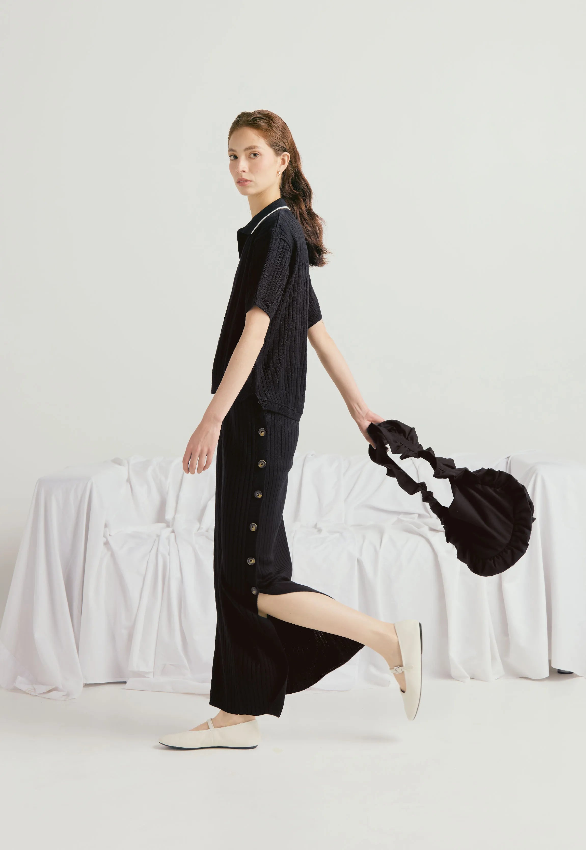 Set Shrit y Falda, Shirt Camiseta tipo polo para mujer con escote en V y diseño moderno en tejido canal desigual. Falda larga de tejido acanalado, talle alto, con botones laterales, en material de hilo para mujer.