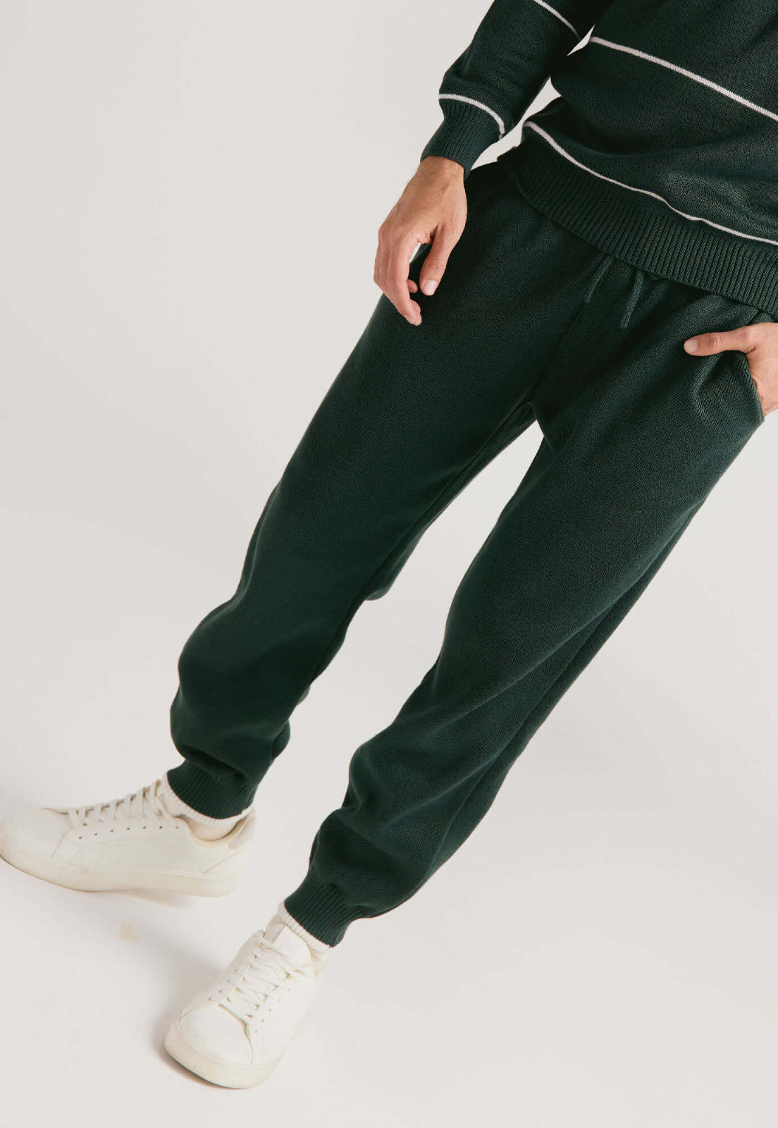 Pantalón tipo jogger para hombre, tejido en hilo, con bolsillos laterales y cintura elástica ajustable.