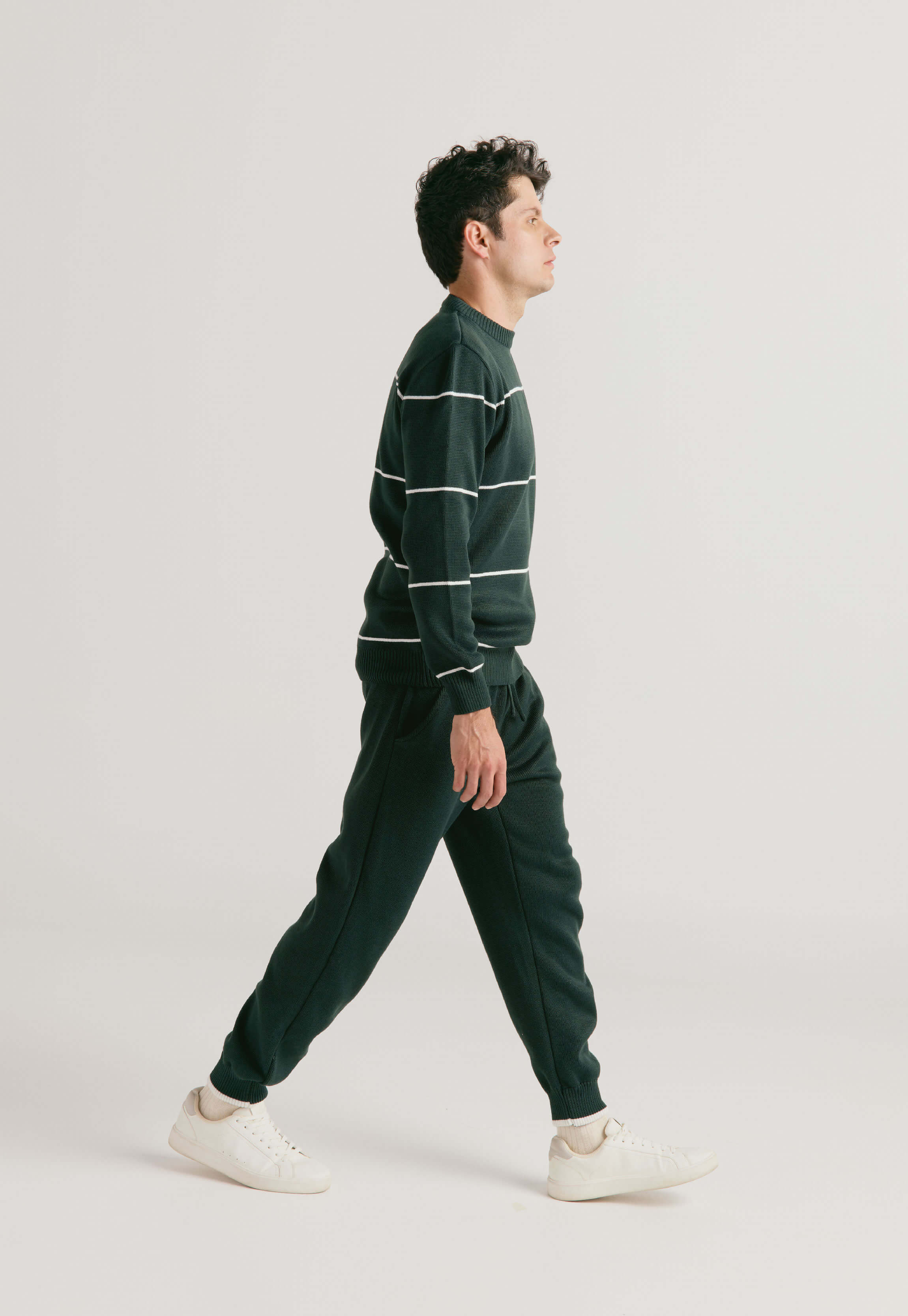 Set Suéter Andrew para hombre en punto grueso acanalado con diseño de líneas horizontales delgadas, cuello redondo y ribetes en puños y bajo. y Pantalón tipo jogger para hombre, tejido en hilo, con bolsillos laterales y cintura elástica ajustable.