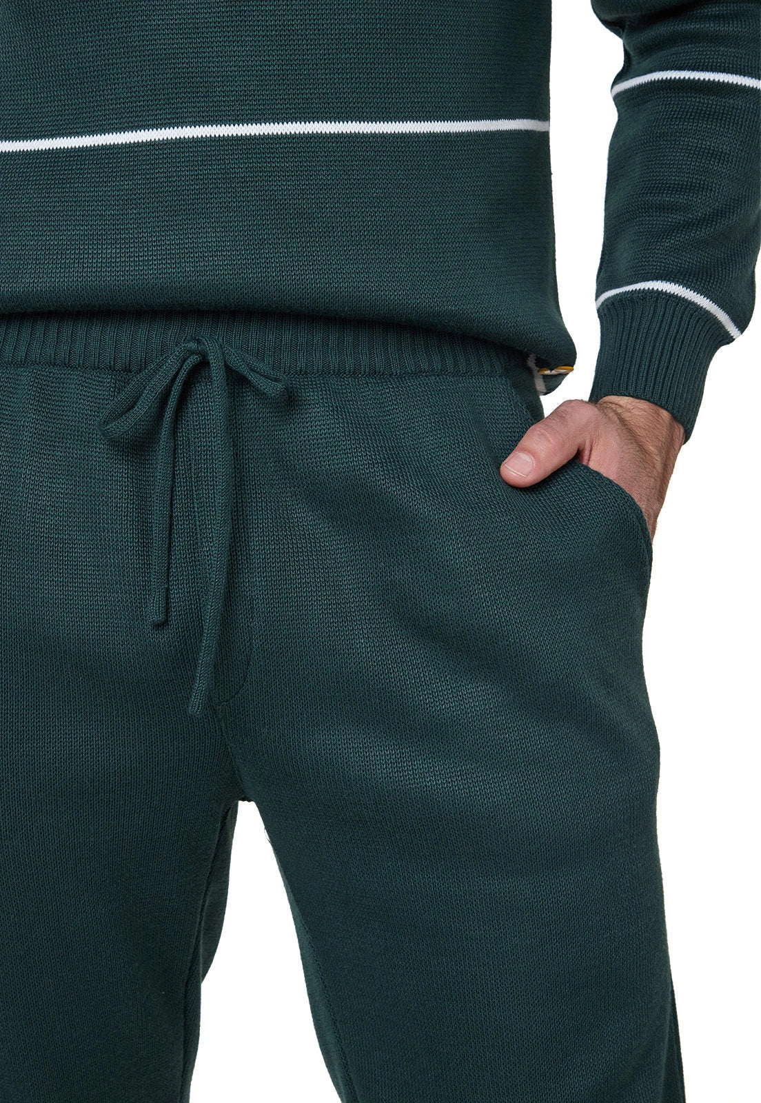 Set Suéter Andrew para hombre en punto grueso acanalado con diseño de líneas horizontales delgadas, cuello redondo y ribetes en puños y bajo. y Pantalón tipo jogger para hombre, tejido en hilo, con bolsillos laterales y cintura elástica ajustable.