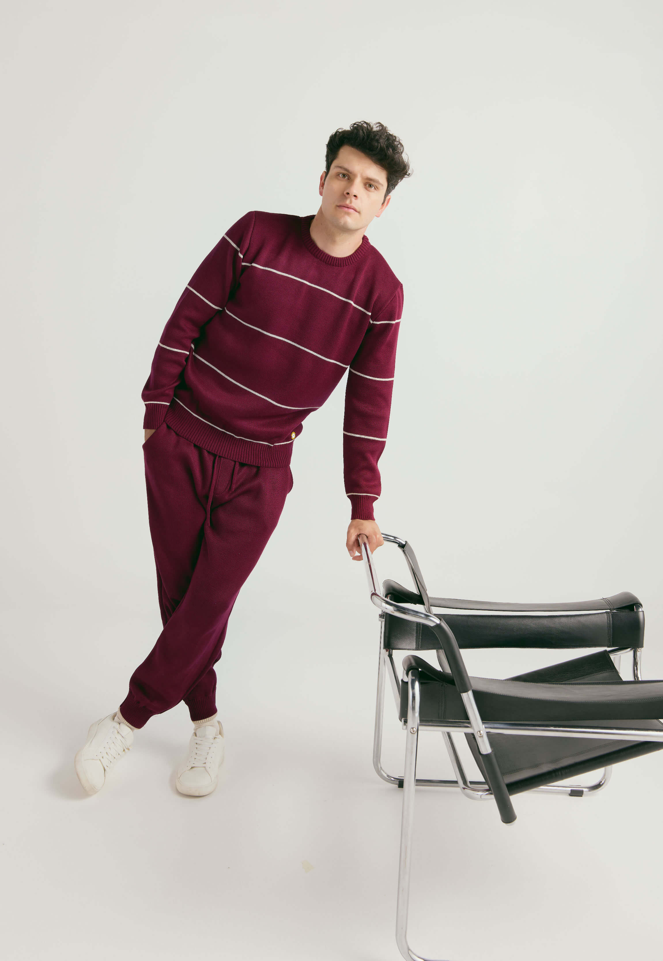 Set Suéter Andrew para hombre en punto grueso acanalado con diseño de líneas horizontales delgadas, cuello redondo y ribetes en puños y bajo. y Pantalón tipo jogger para hombre, tejido en hilo, con bolsillos laterales y cintura elástica ajustable.