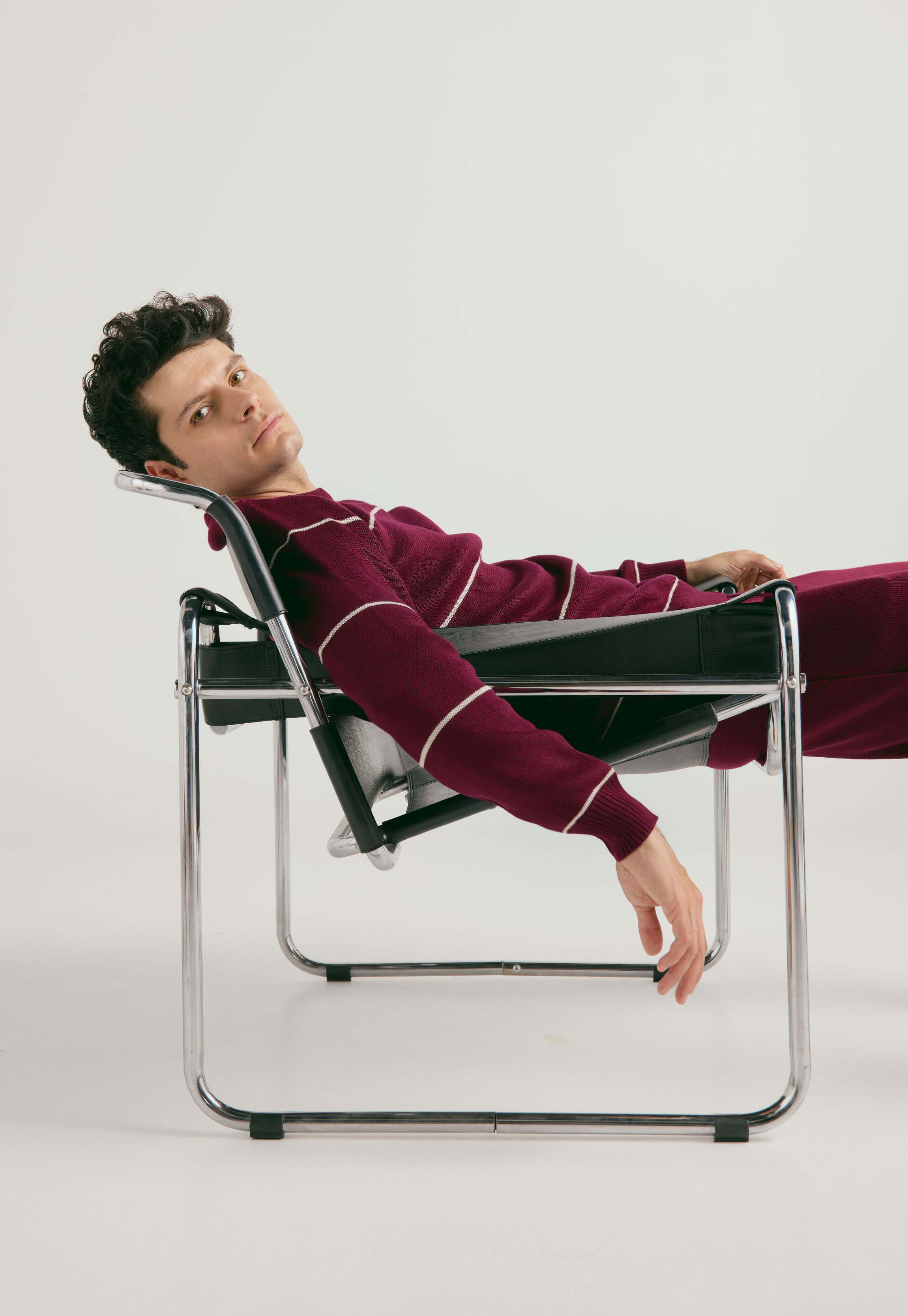 Suéter Andrew para hombre en punto grueso acanalado con diseño de líneas horizontales delgadas, cuello redondo y ribetes en puños y bajo.