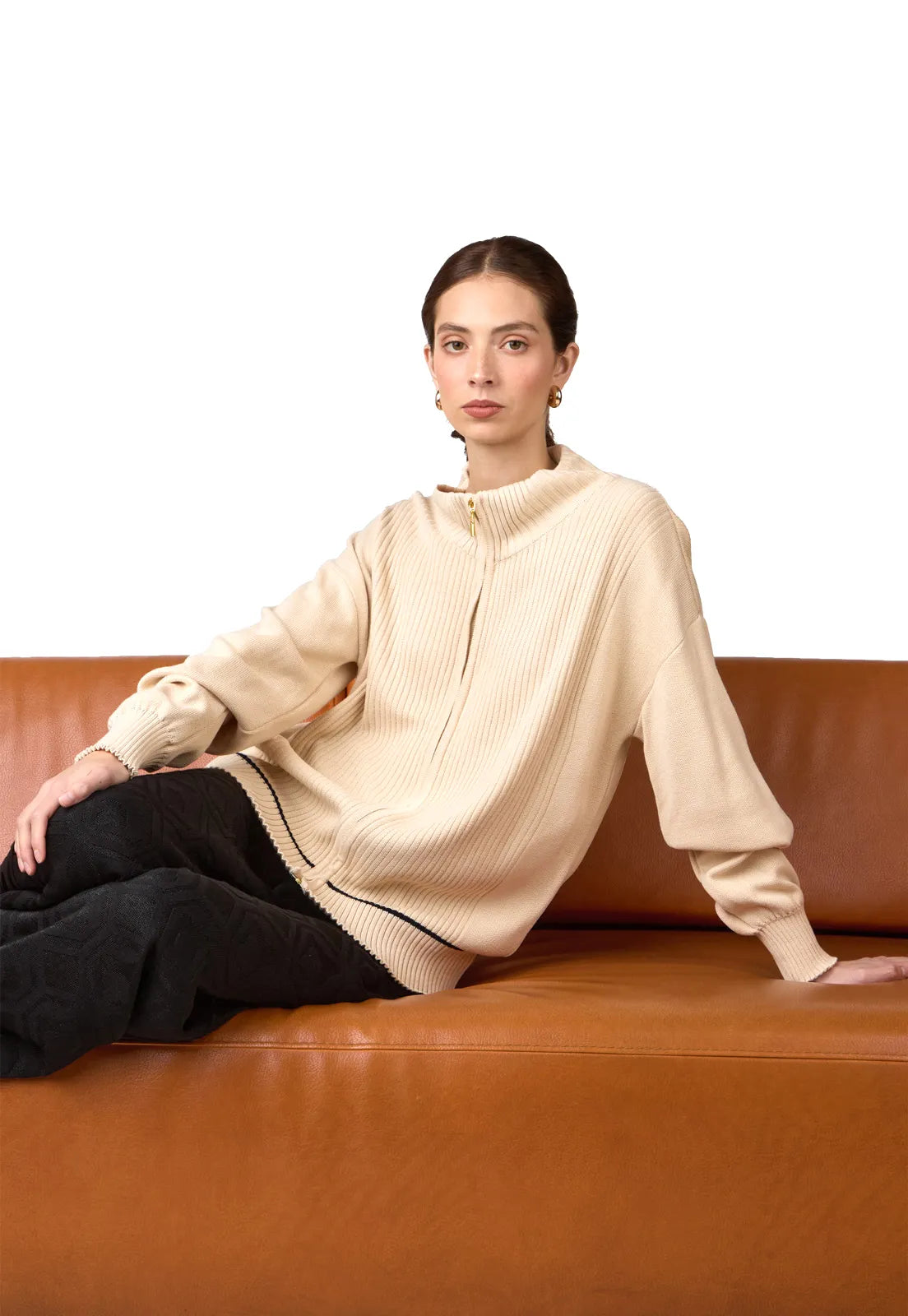 Saco tejido para mujer con cremallera, cuello alto y ribetes acanalados.