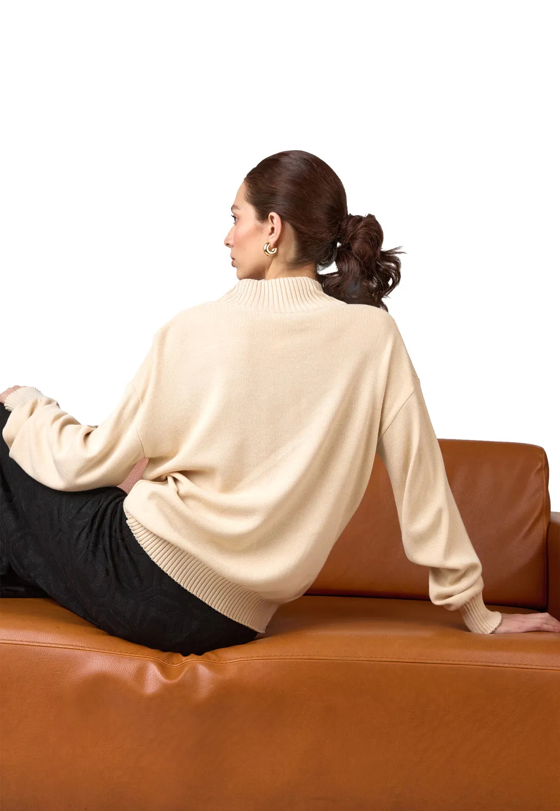 Saco tejido para mujer con cremallera, cuello alto y ribetes acanalados.