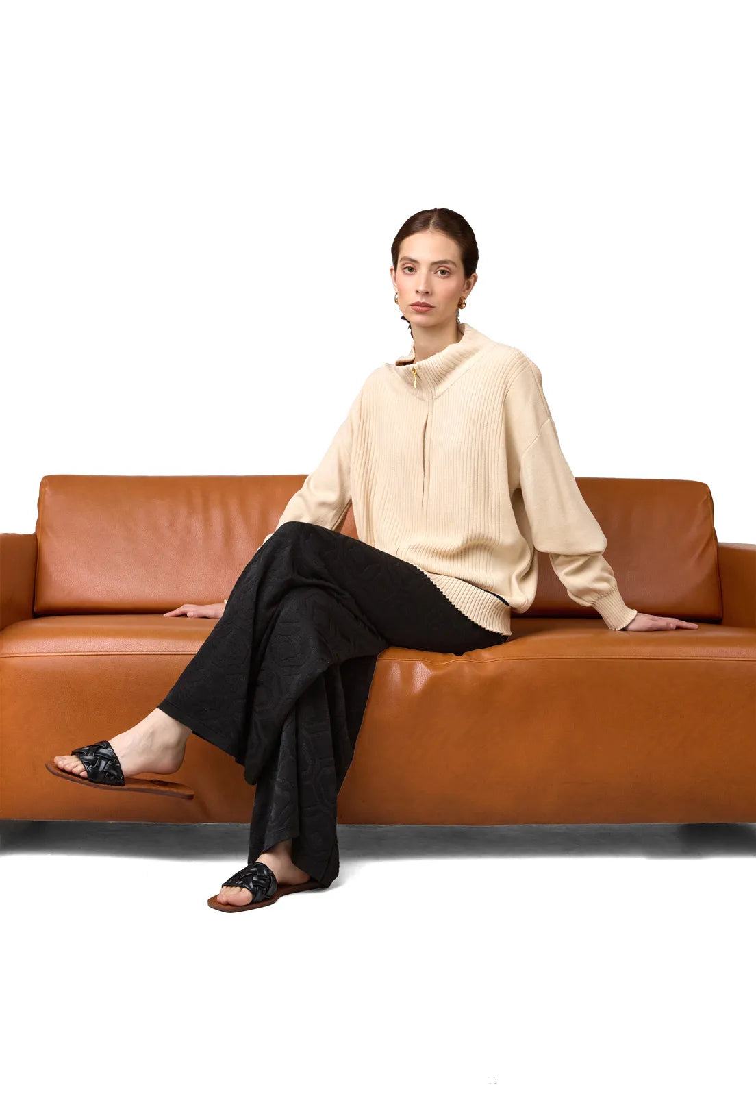 Saco tejido para mujer con cremallera, cuello alto y ribetes acanalados.