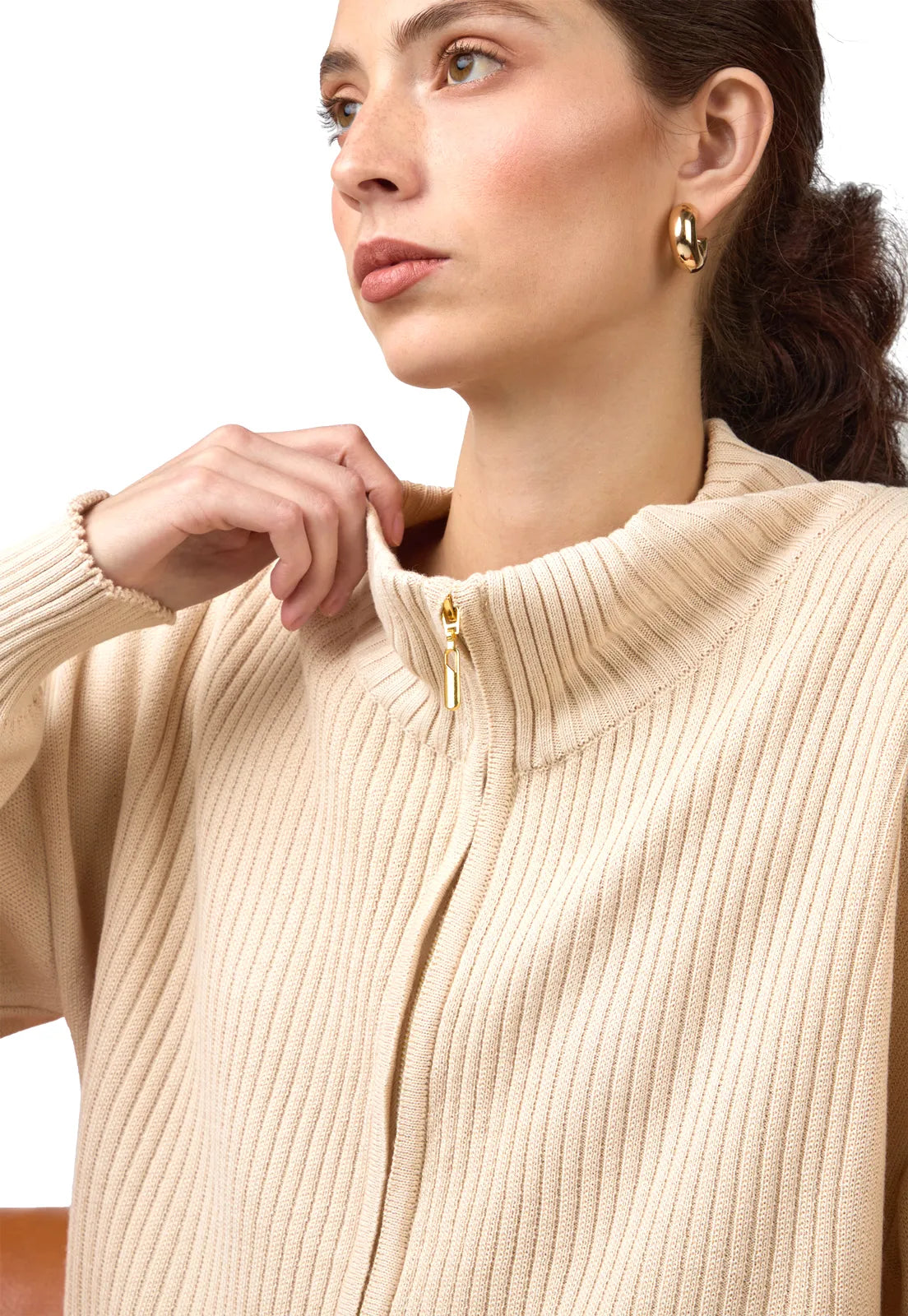 Saco tejido para mujer con cremallera, cuello alto y ribetes acanalados.