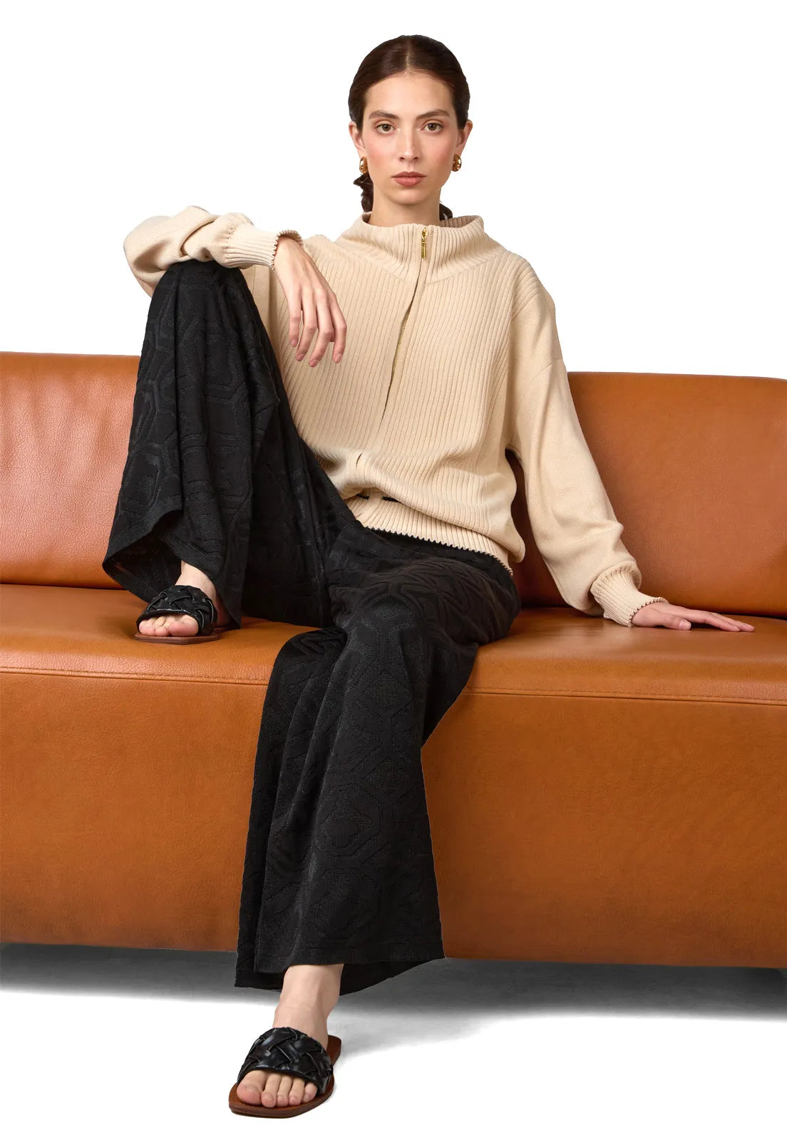 Saco tejido para mujer con cremallera, cuello alto y ribetes acanalados.