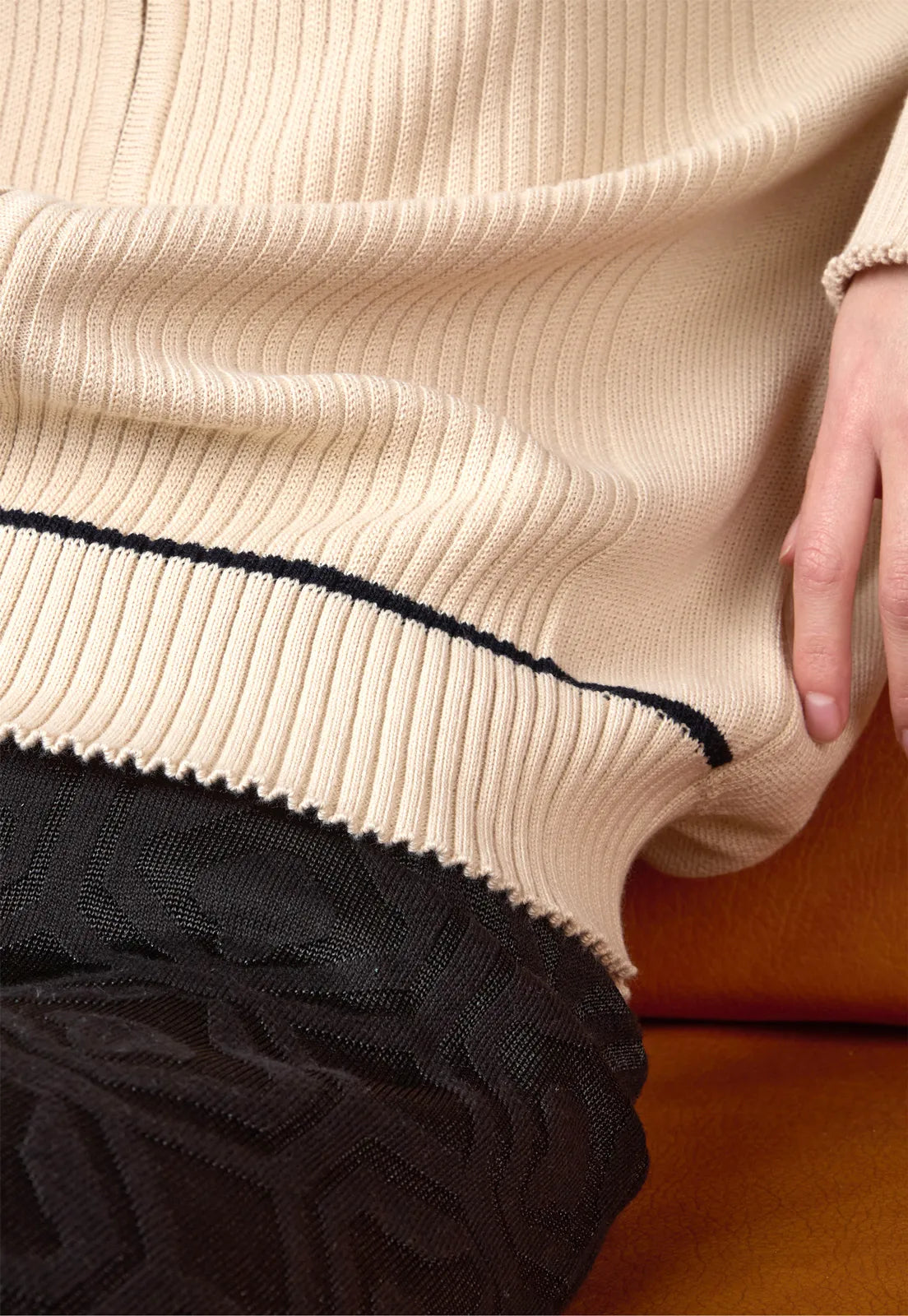 Saco tejido para mujer con cremallera, cuello alto y ribetes acanalados.