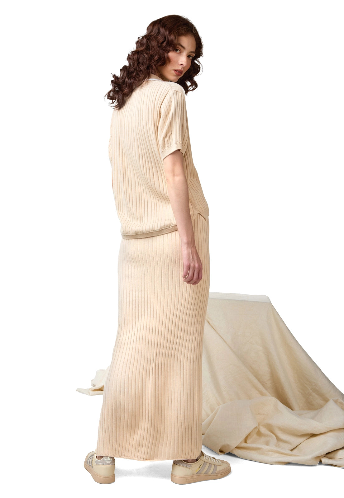 Set Shrit y Falda, Shirt Camiseta tipo polo para mujer con escote en V y diseño moderno en tejido canal desigual. Falda larga de tejido acanalado, talle alto, con botones laterales, en material de hilo para mujer.