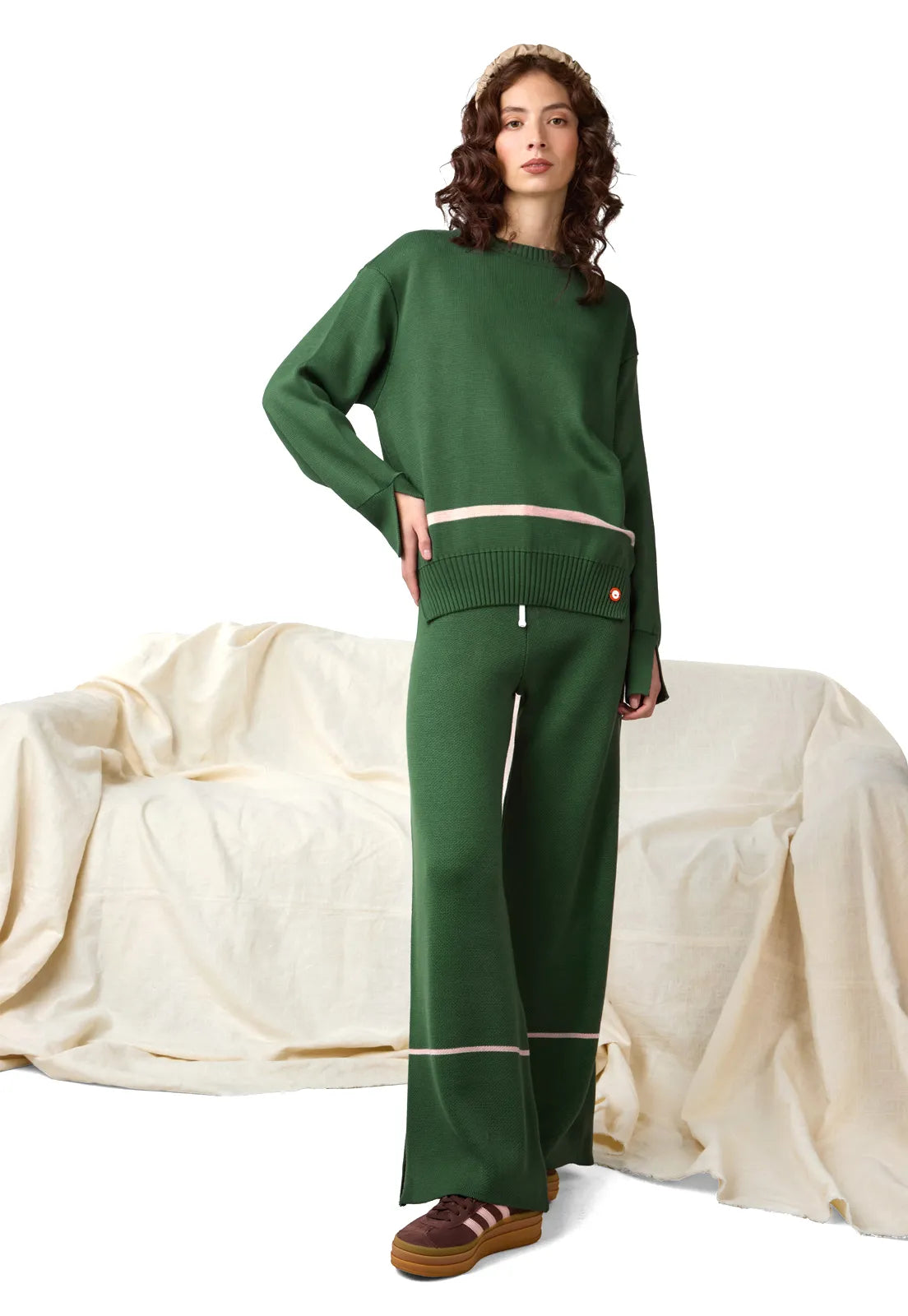 Set conjunto Suéter y Pantalón  Suéter Lauren de Giive, largo con cuello redondo, corte suelto y tejido en hilo suave.  y Pantalón tejido para mujer, corte tiro medio con bota campana sutil y cremallera invisible.