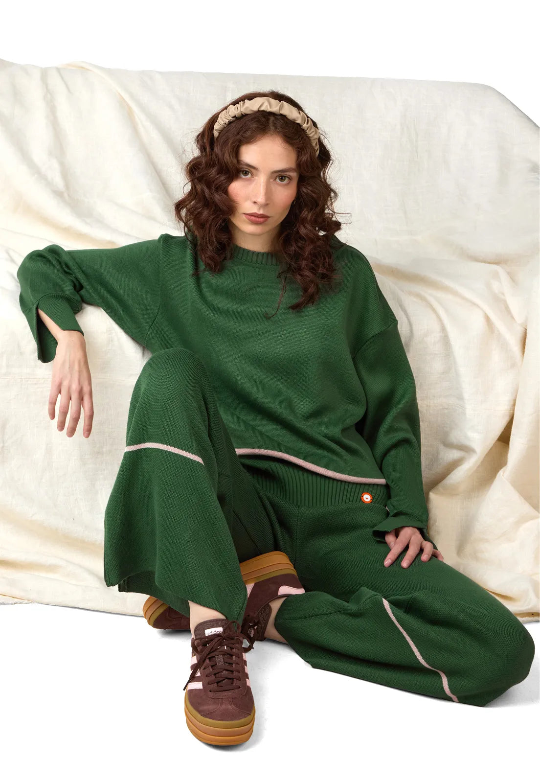 Set conjunto Suéter y Pantalón  Suéter Lauren de Giive, largo con cuello redondo, corte suelto y tejido en hilo suave.  y Pantalón tejido para mujer, corte tiro medio con bota campana sutil y cremallera invisible.