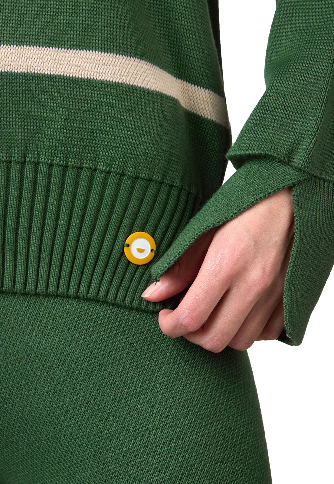 Set conjunto Suéter y Pantalón Suéter Lauren de Giive, largo con cuello redondo, corte suelto y tejido en hilo suave. y Pantalón tejido para mujer, corte tiro medio con bota campana sutil y cremallera invisible.