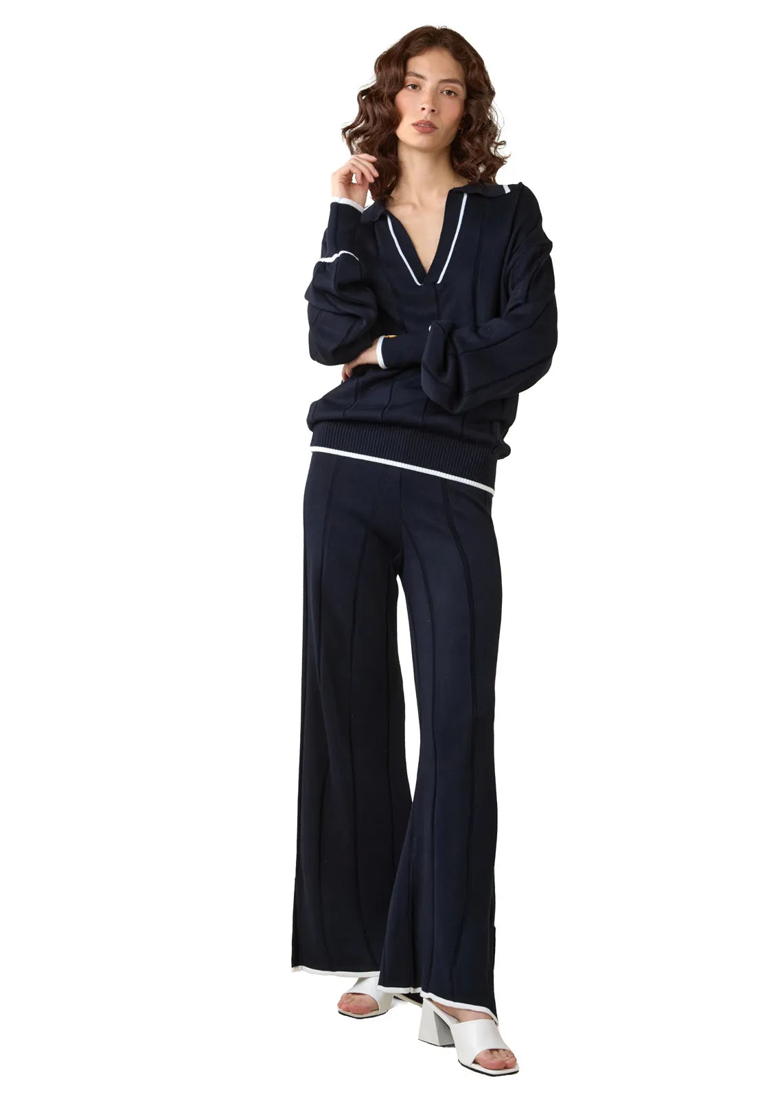 Suéter Tiffany de tejido suave con cuello en V, manga caída y corte suelto para mujer. 
Pantalón Tiffany de tejido acanalado con bota ancha y cordón de ajuste, para mujer, de corte suelto y juvenil.