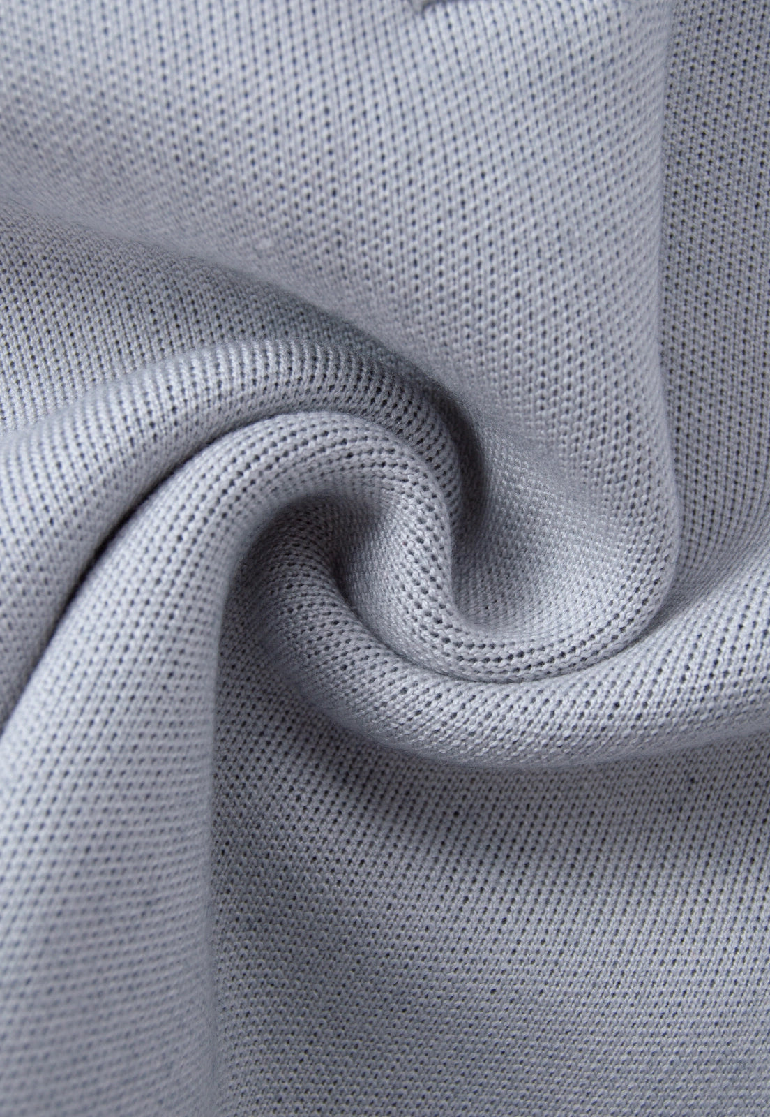Buzo Adele Giive beige tejido con cuello tipo polo, manga larga y flor de gran formato en la espalda.